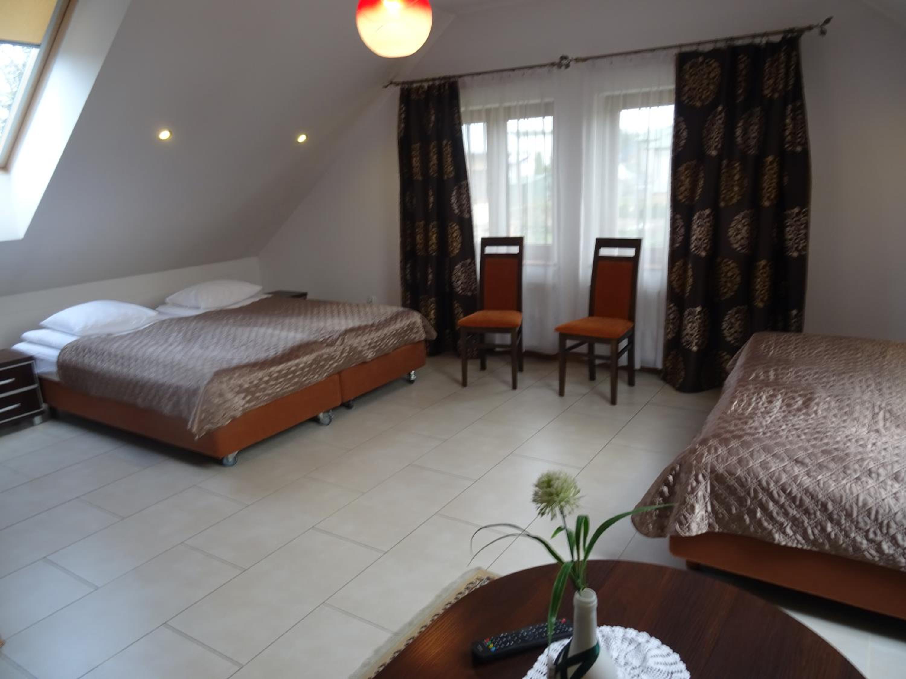Economy Quadruple Room - Photo 4