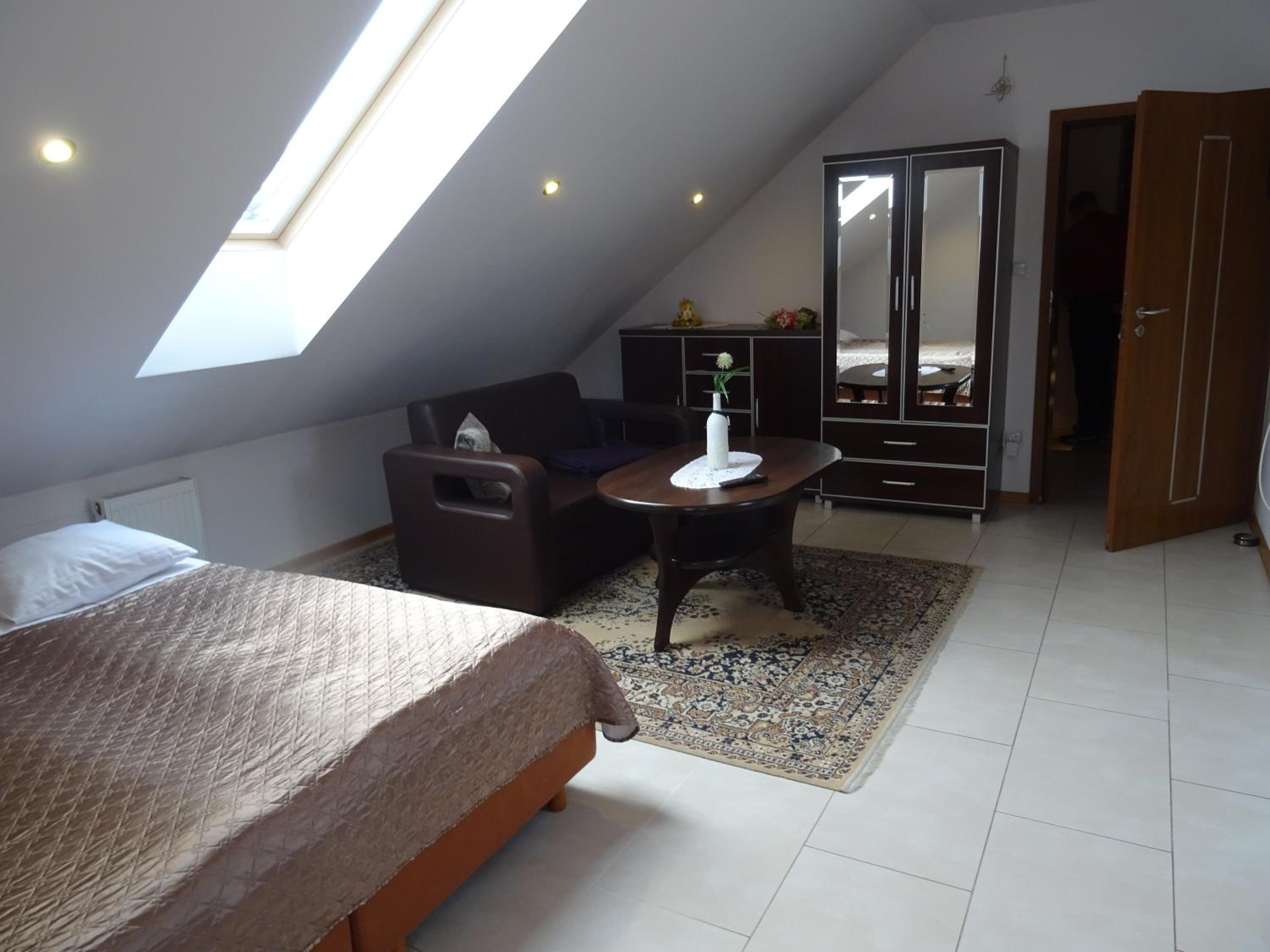 Economy Quadruple Room - Photo 6