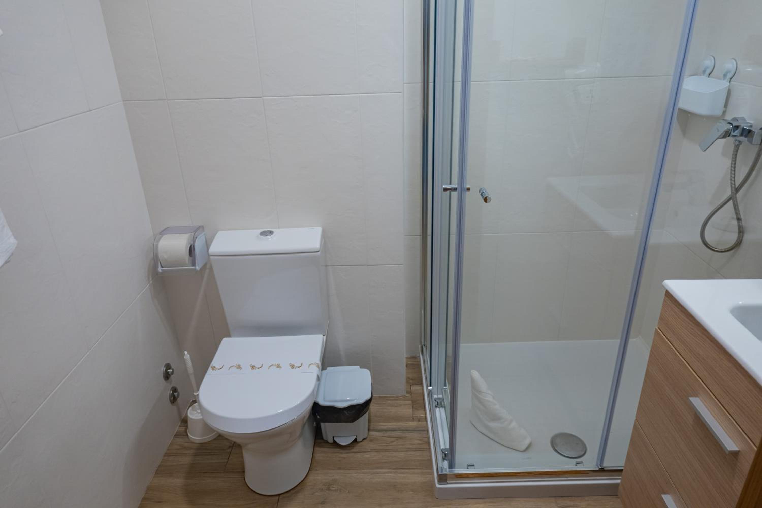 Quadruple Room with Private Bathroom - Photo 9