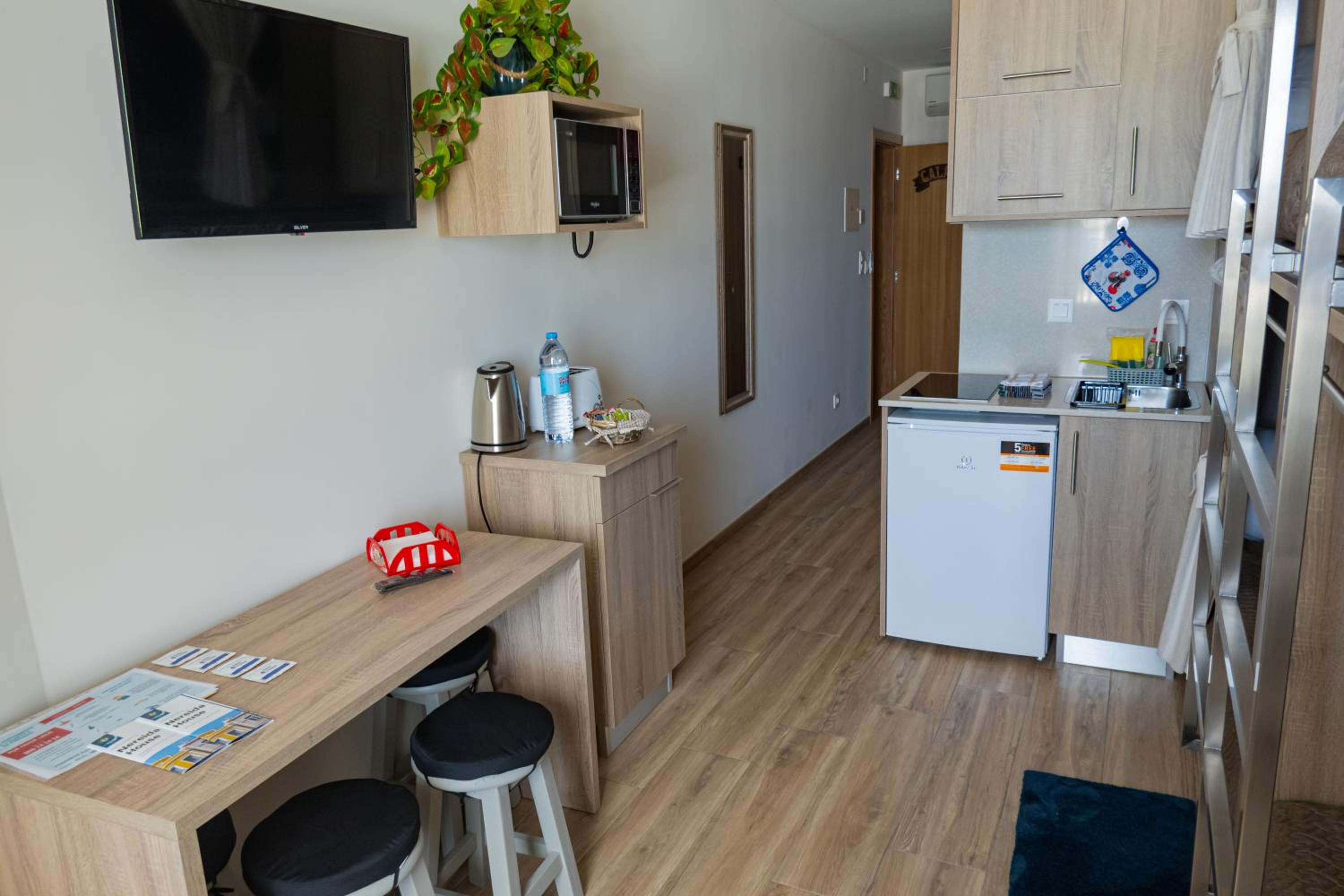 Quadruple Room with Private Bathroom - Photo 10