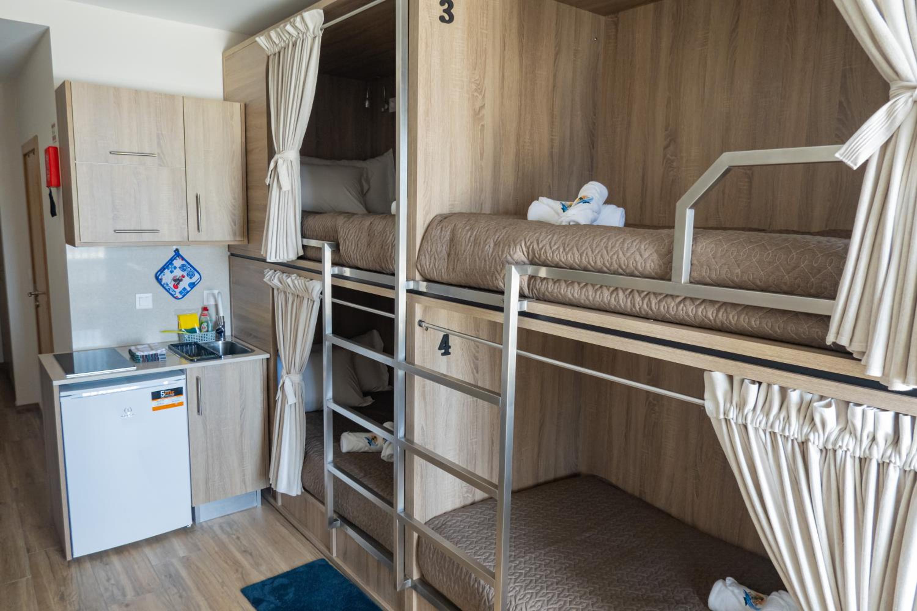 Quadruple Room with Private Bathroom - Photo 4