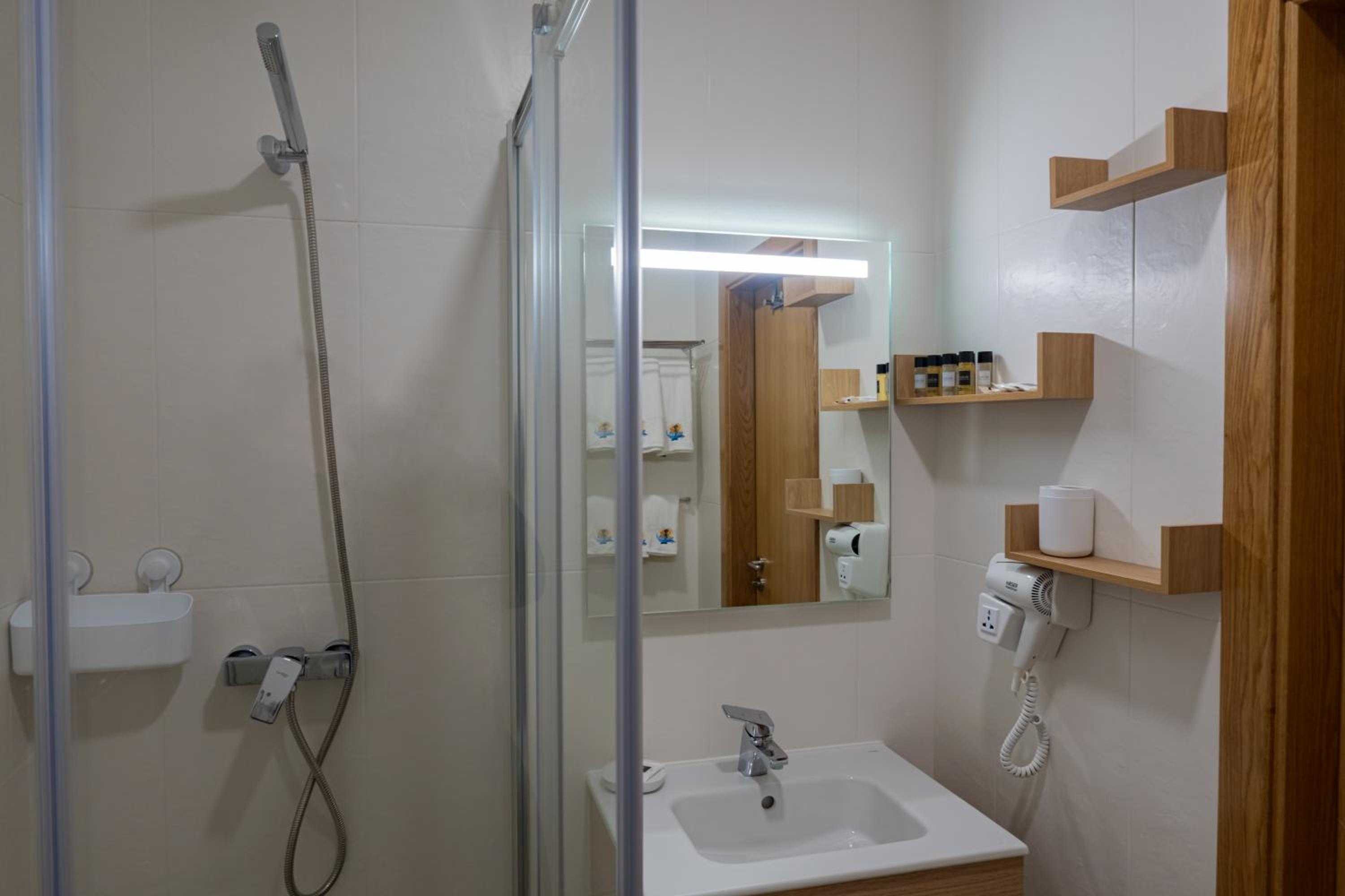 Quadruple Room with Private Bathroom - Photo 11