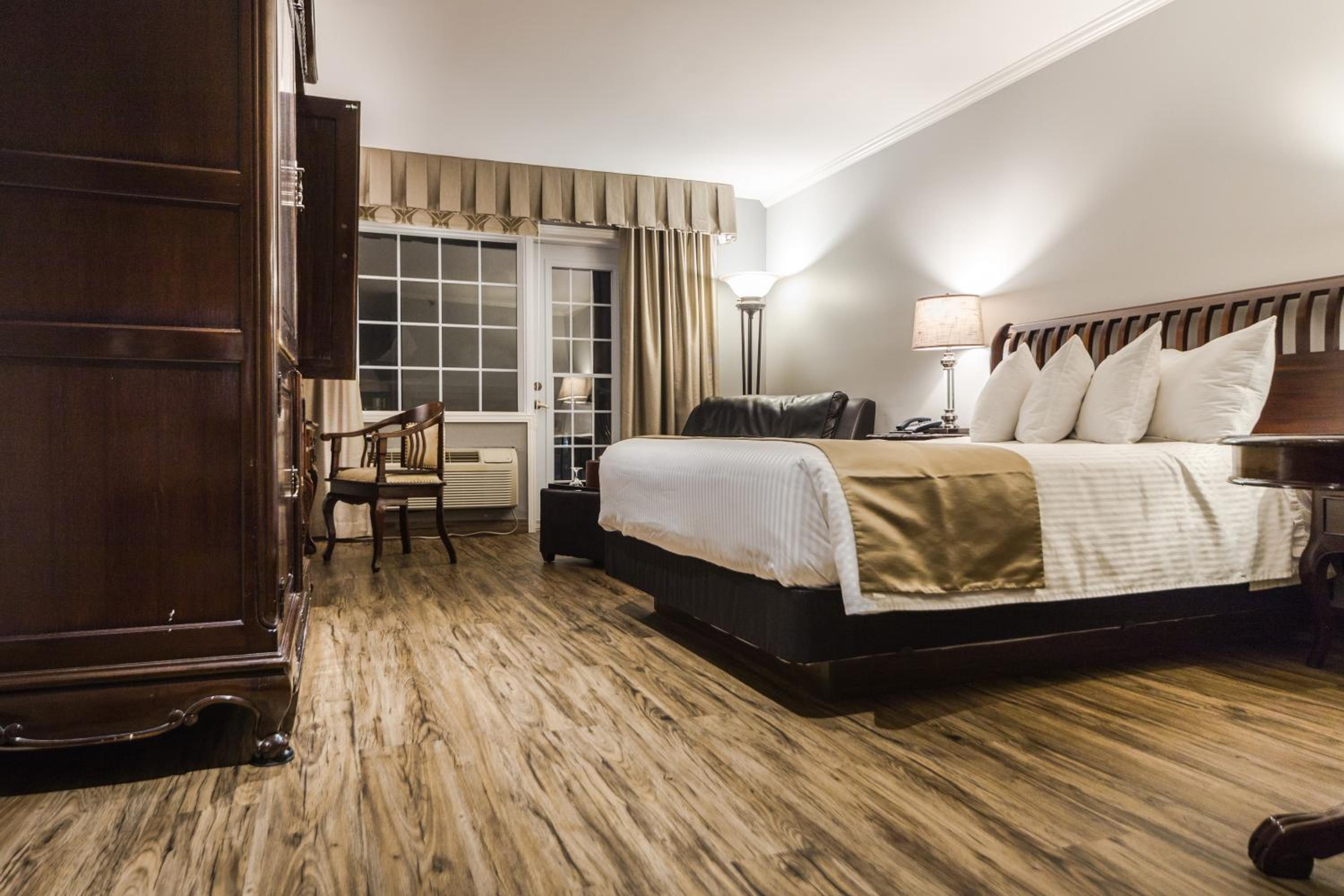 Superior Queen Room with Partial Lake View - Photo 4