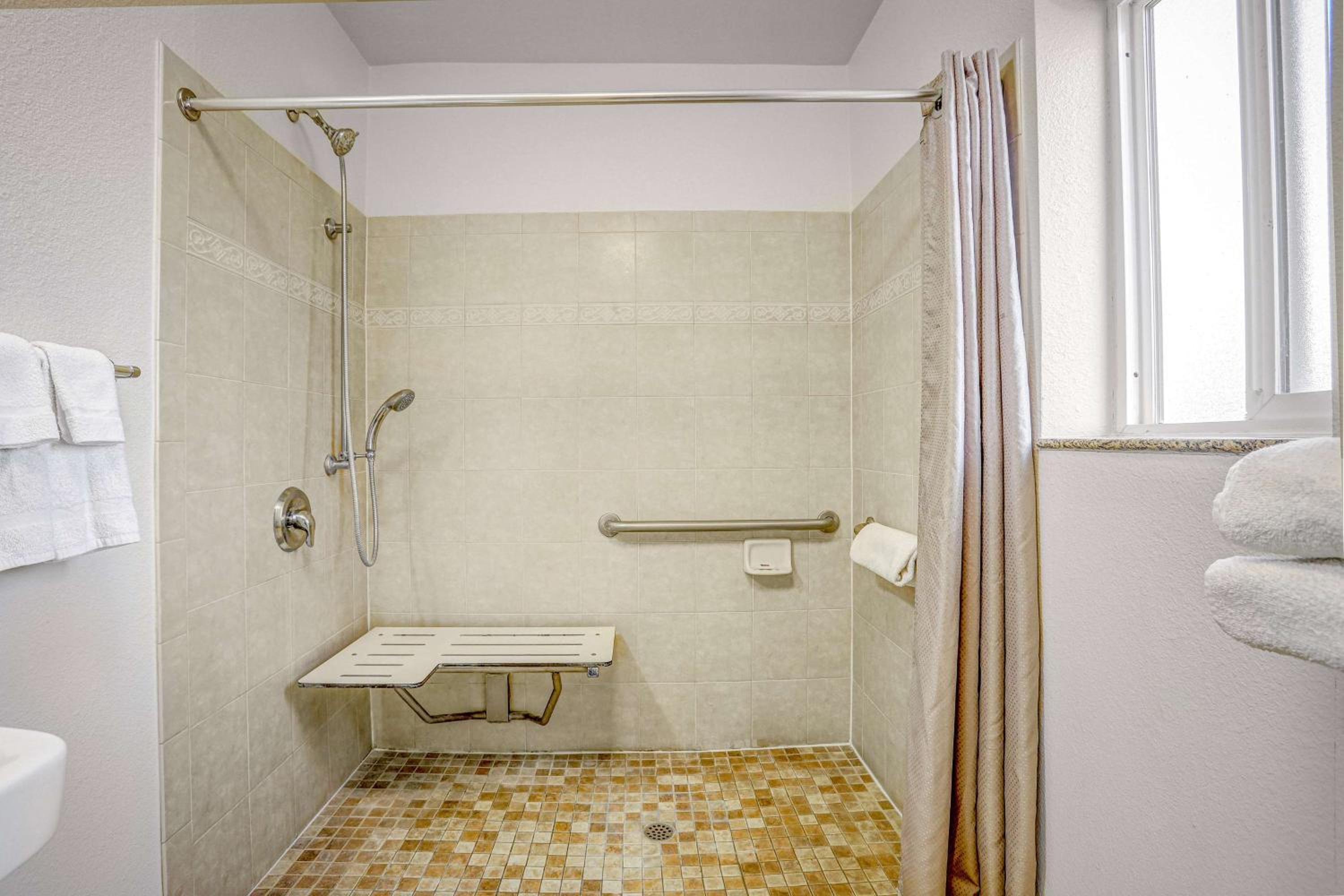 Deluxe Queen Room - Non-Smoking - Photo 3