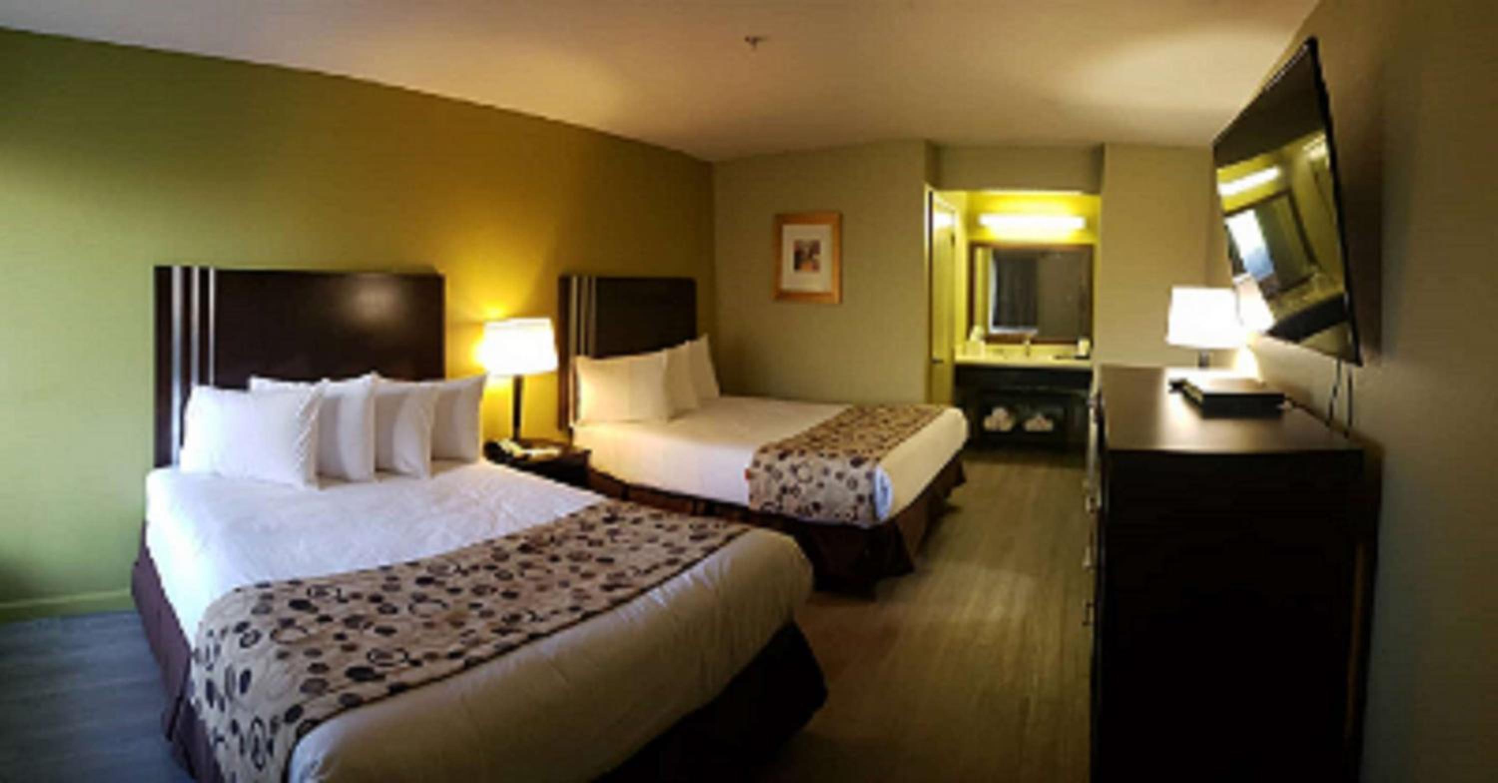 Queen Room with Two Queen Beds - Photo 5