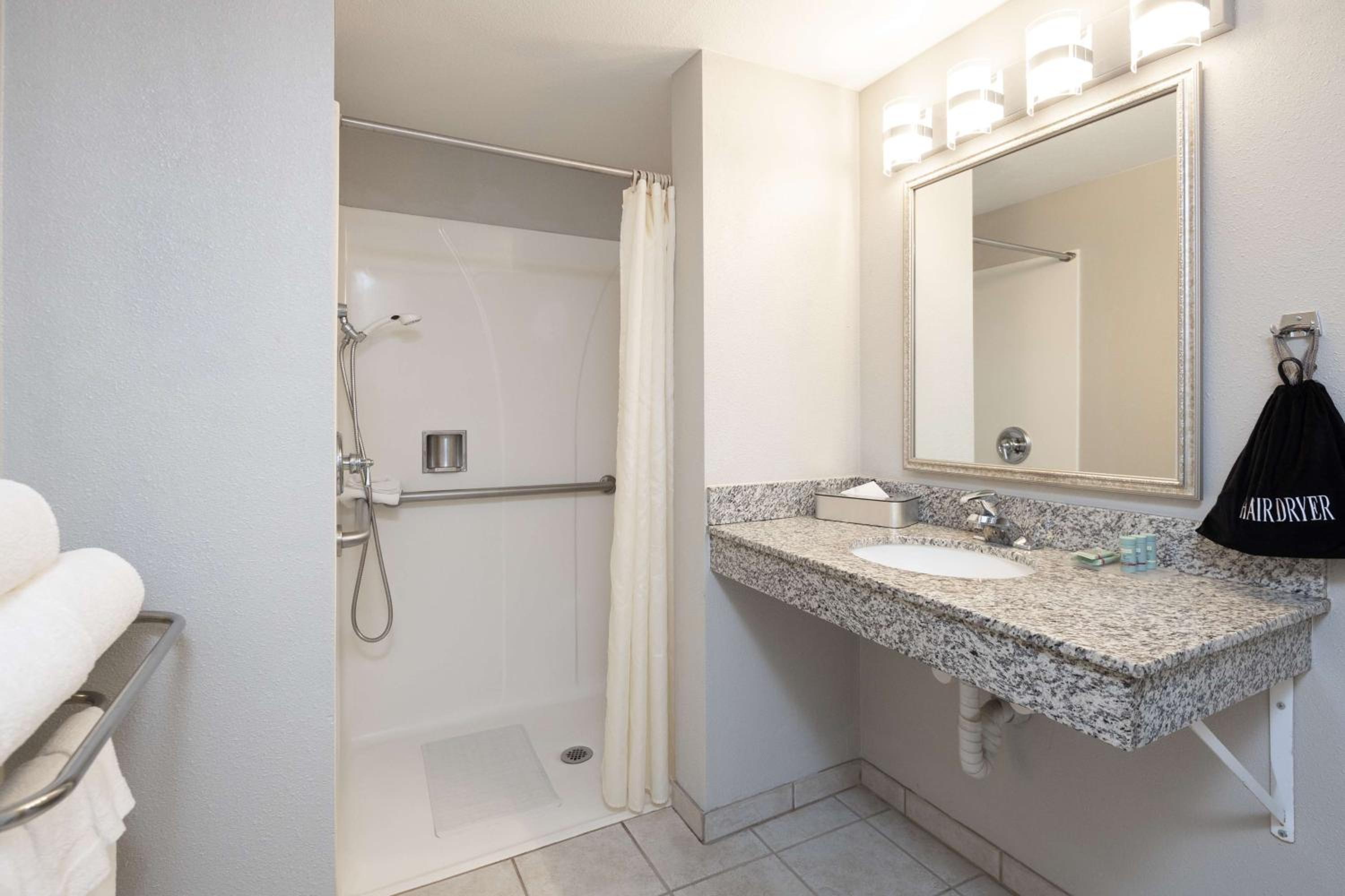 King Room with Roll-in Shower - Disability Access/Non-Smoking - Photo 4