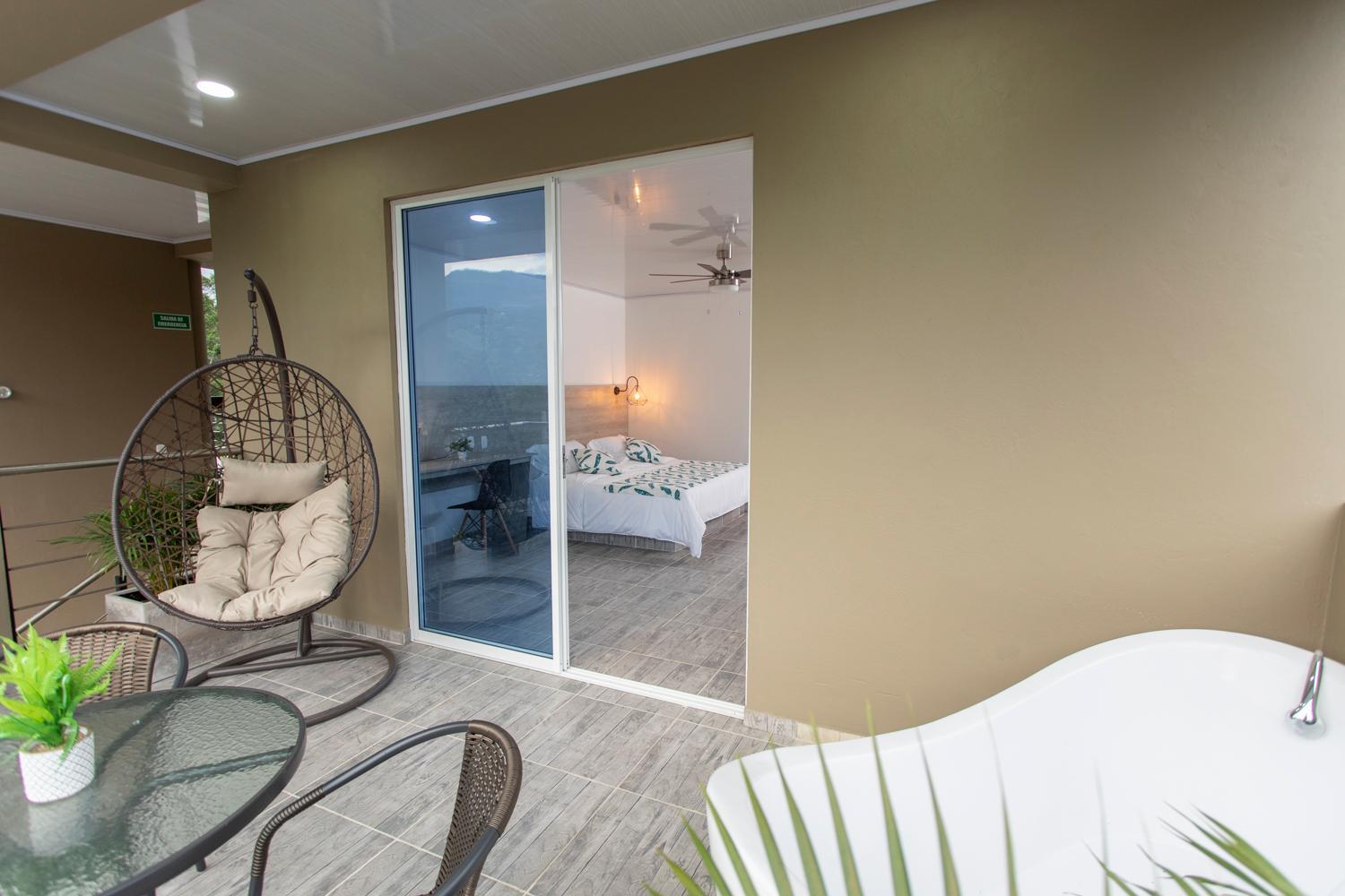 Suite with Balcony - Photo 5