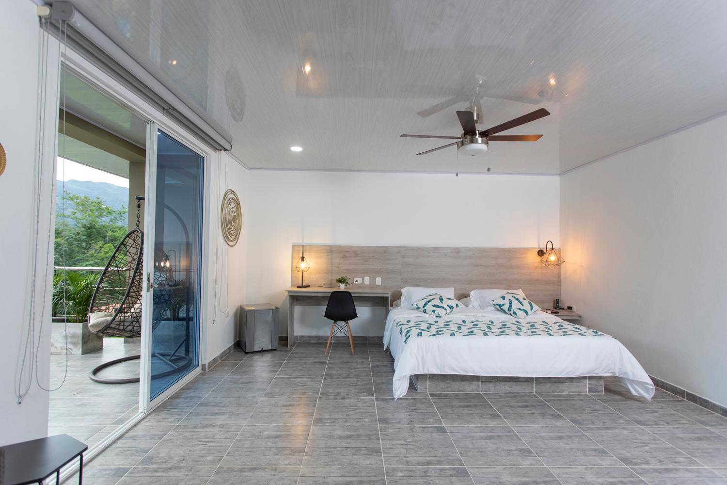 Suite with Balcony - Photo 6