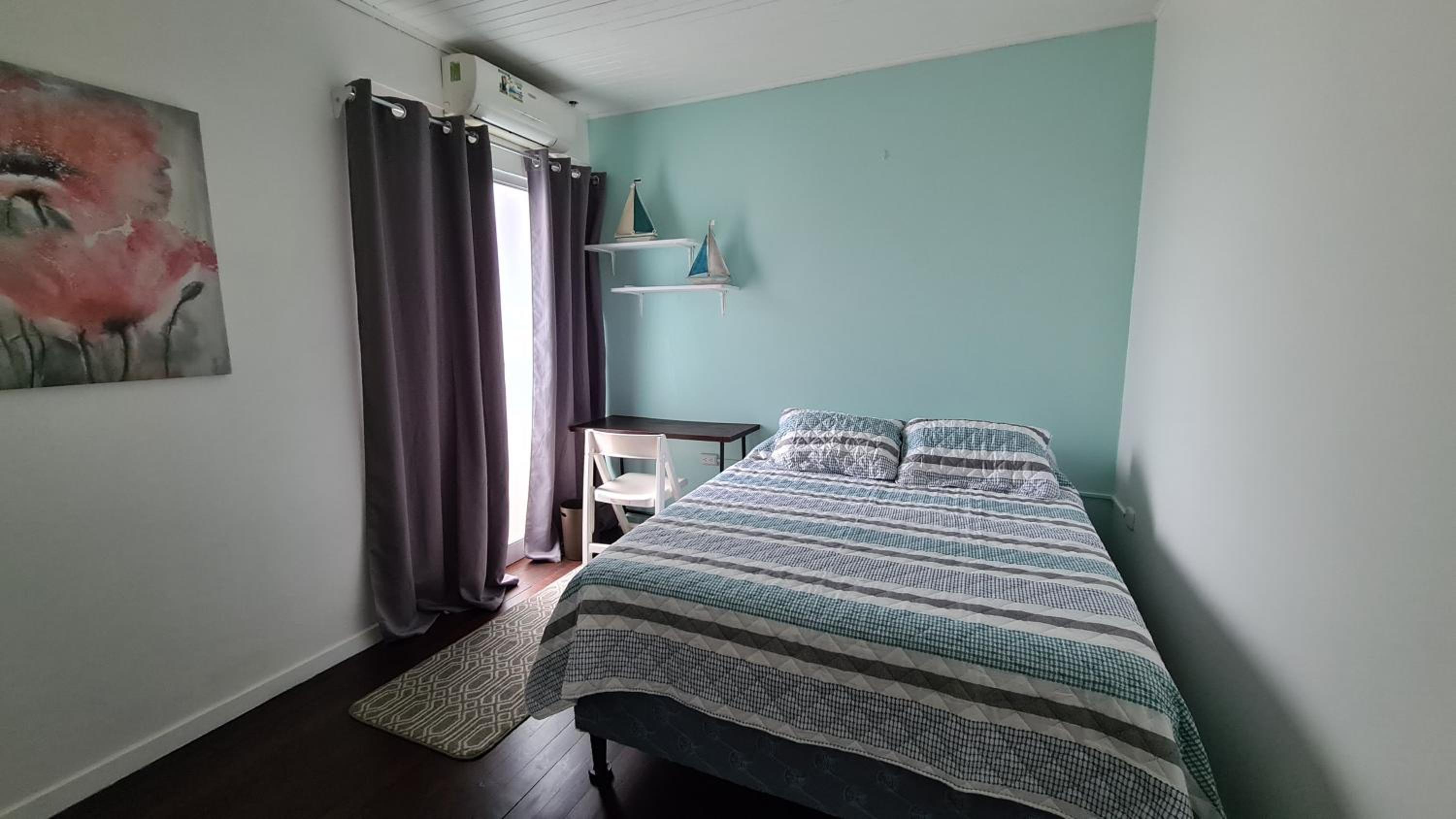 Queen Room With Shared Bathroom photo 1