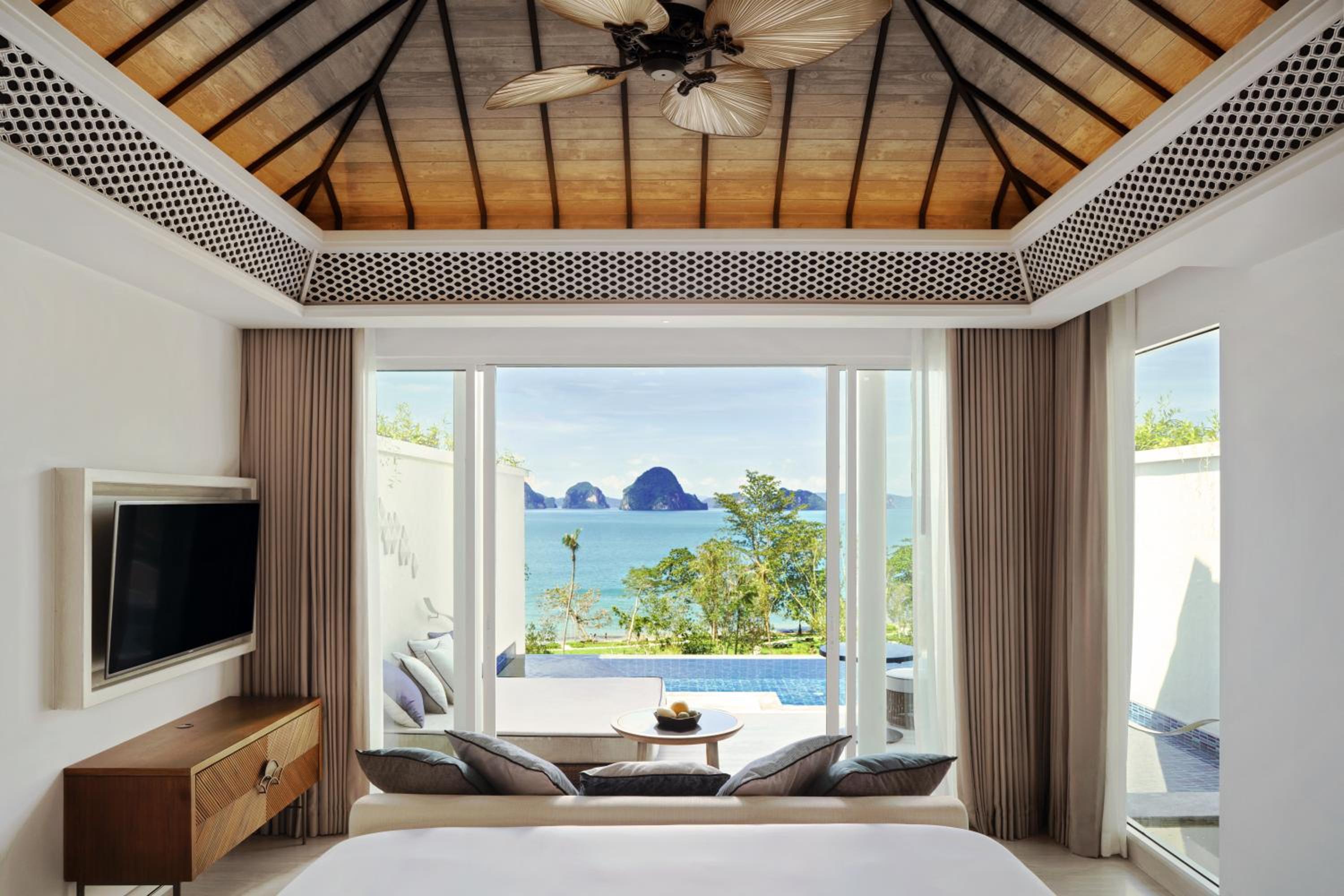 Premium Suite with One King Bed (Non Smoking) - Photo 10