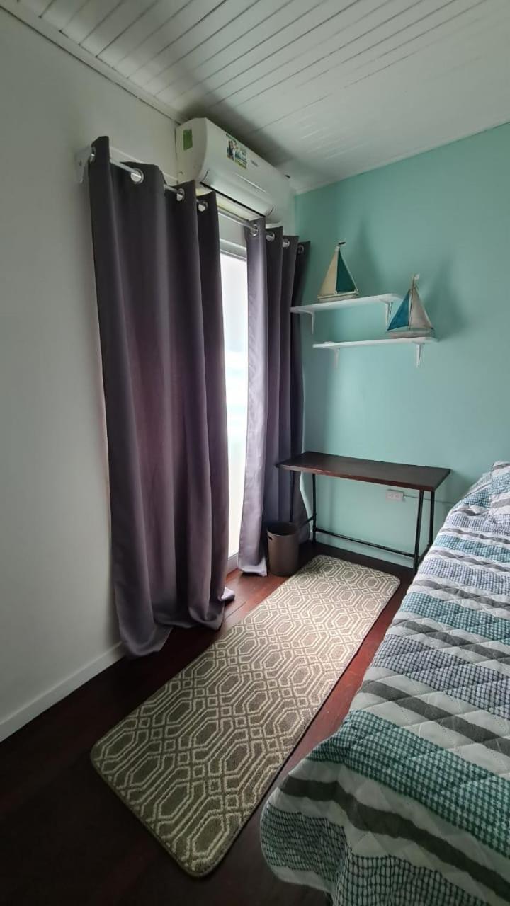 Queen Room With Shared Bathroom photo 3