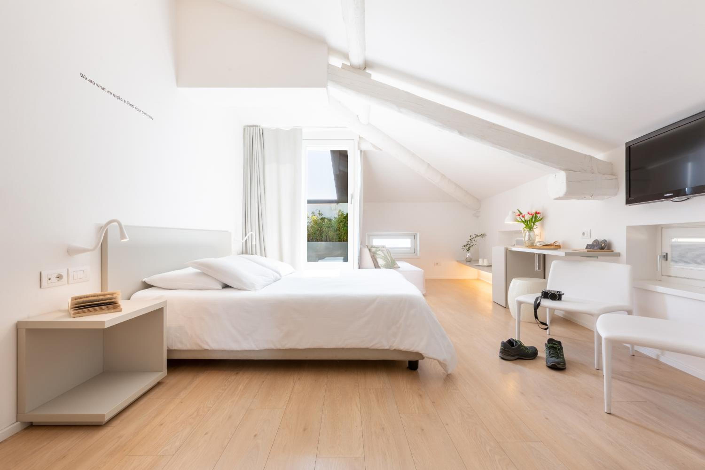 Standard Triple Room with Lake View - Photo 9