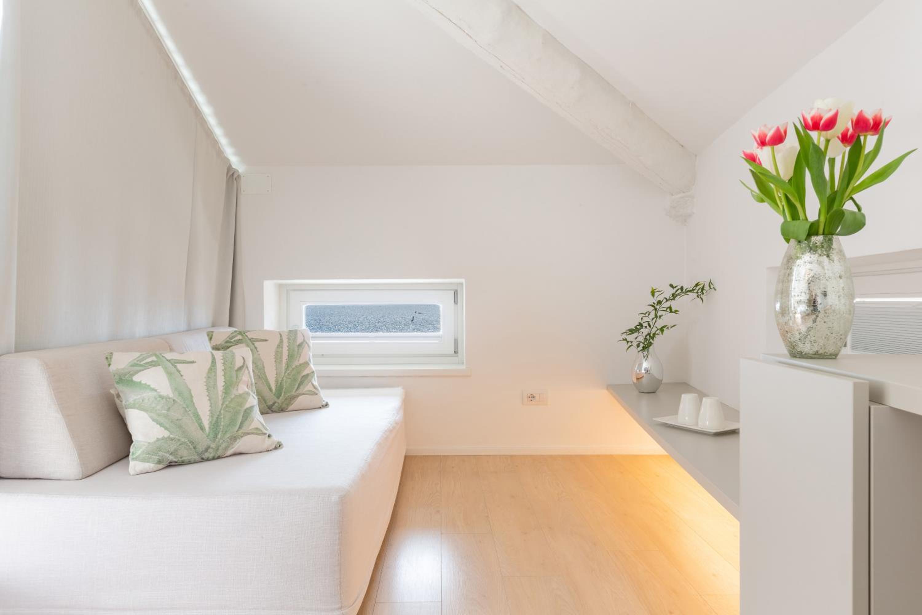 Standard Triple Room with Lake View - Photo 13