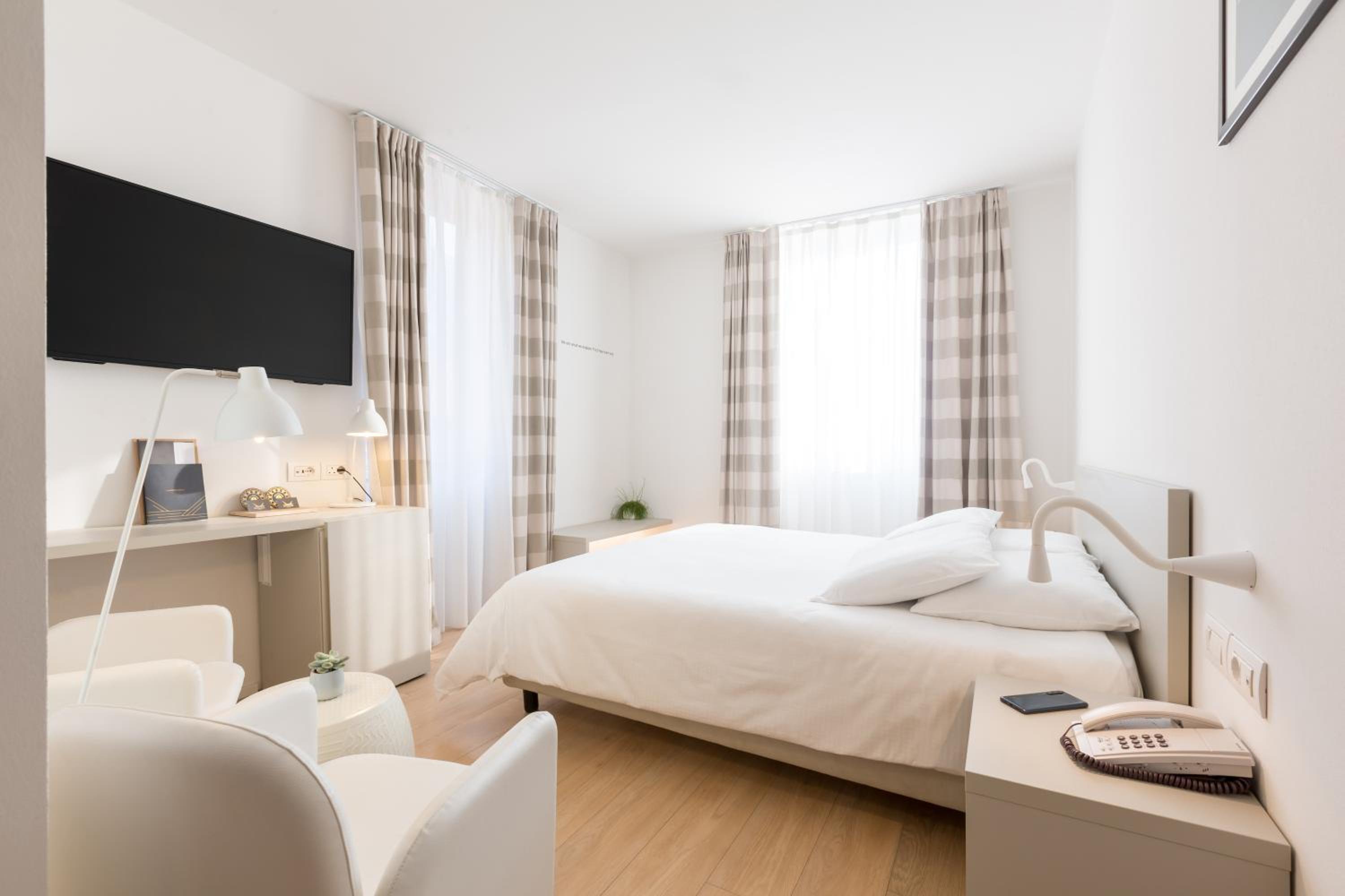 Double Room with Lake View - Photo 3