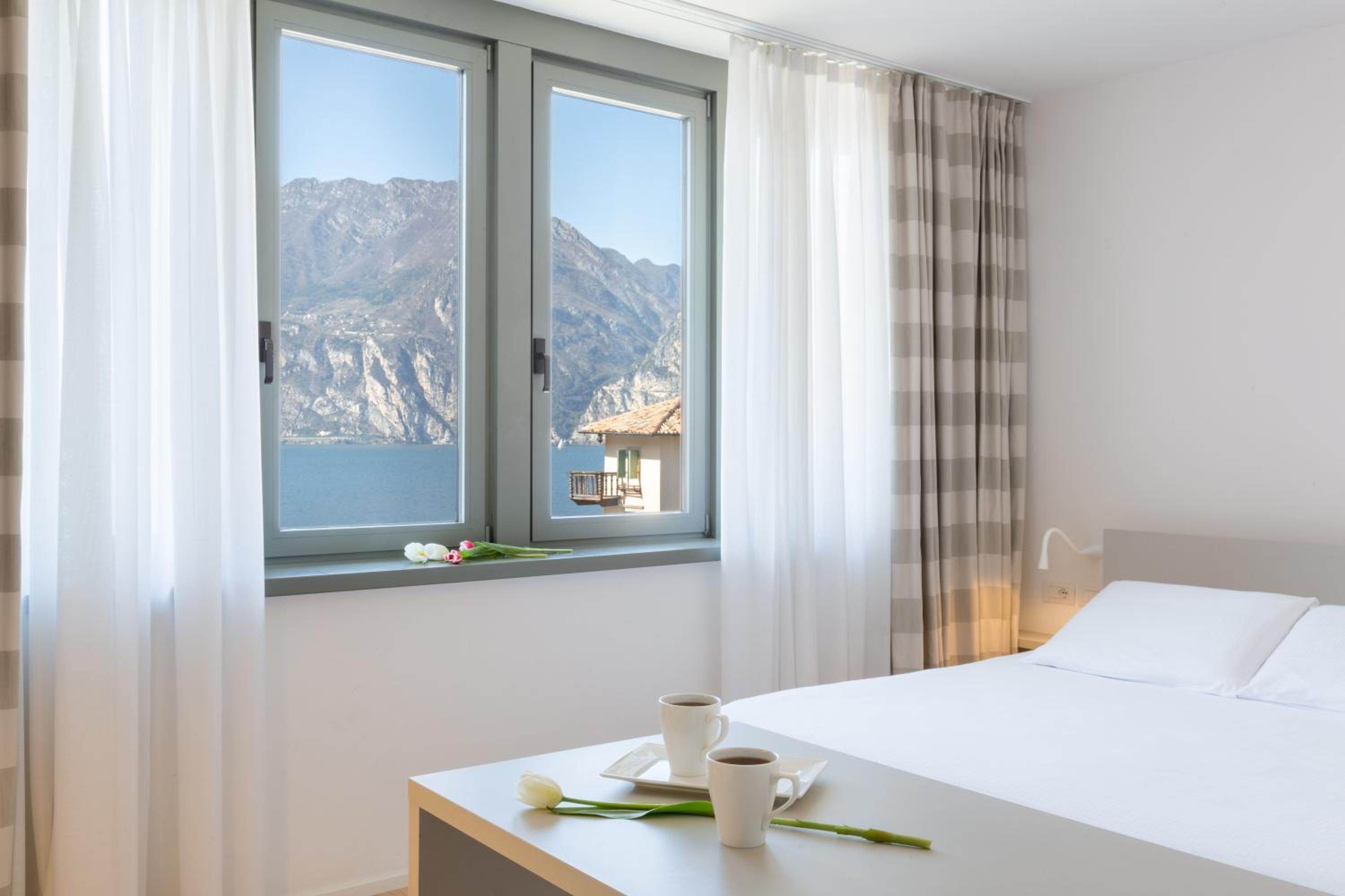 Double Room with Lake View - Photo 2