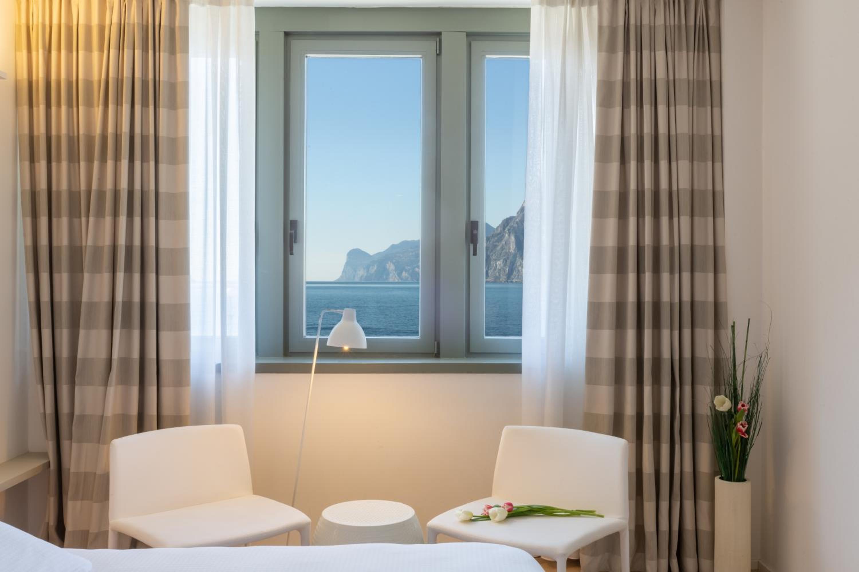 Double Room with Lake View - Photo 5