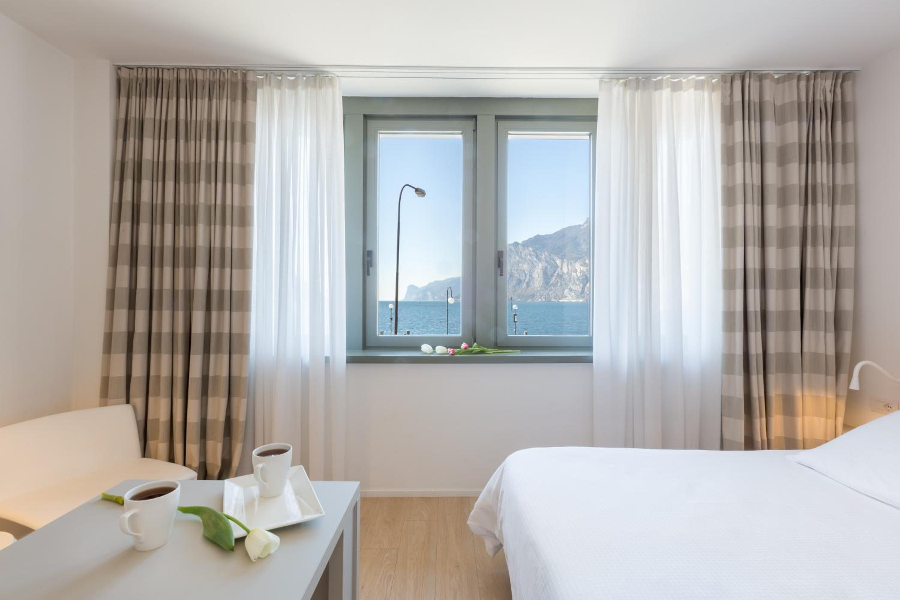 Double Room with Lake View - Photo 10