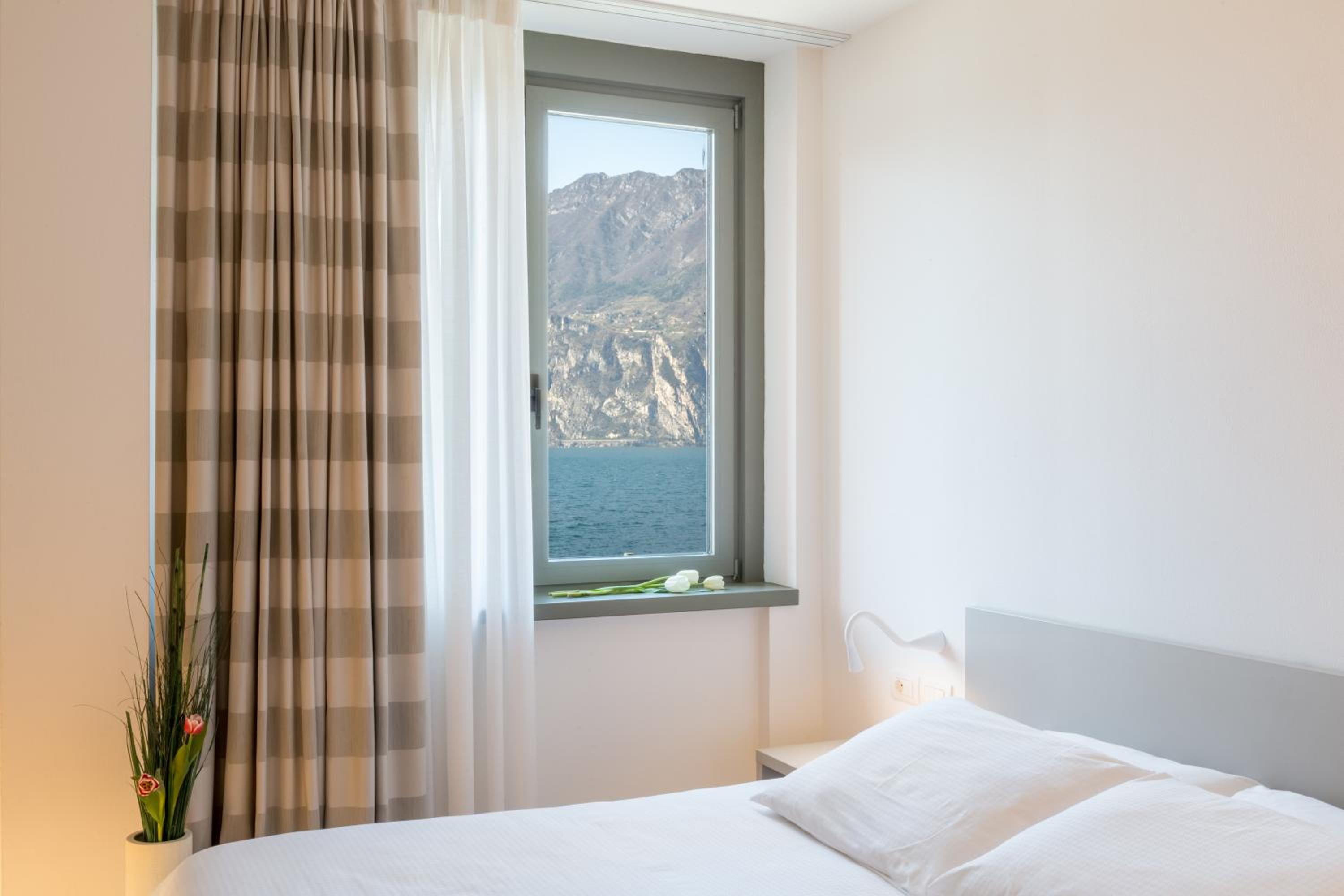 Double Room with Lake View - Photo 4