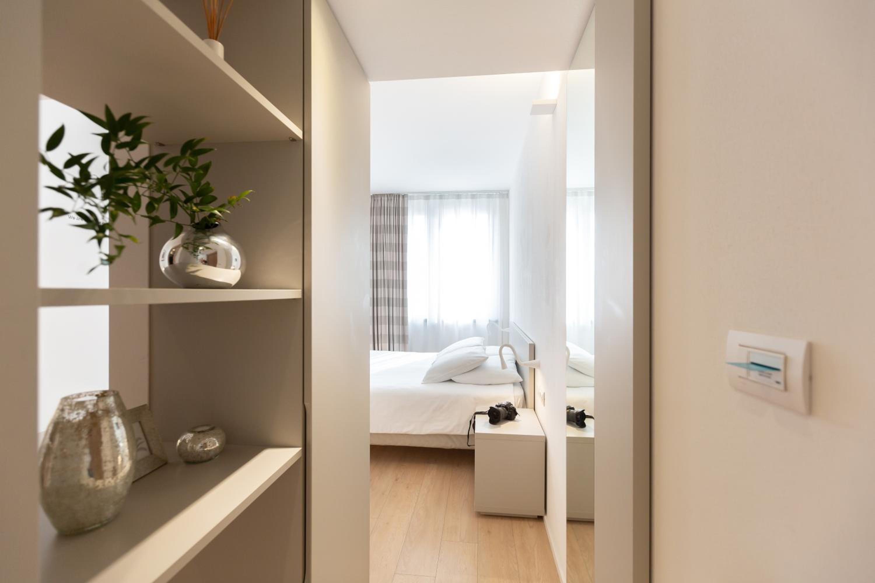 Double Room with Lake View - Photo 6