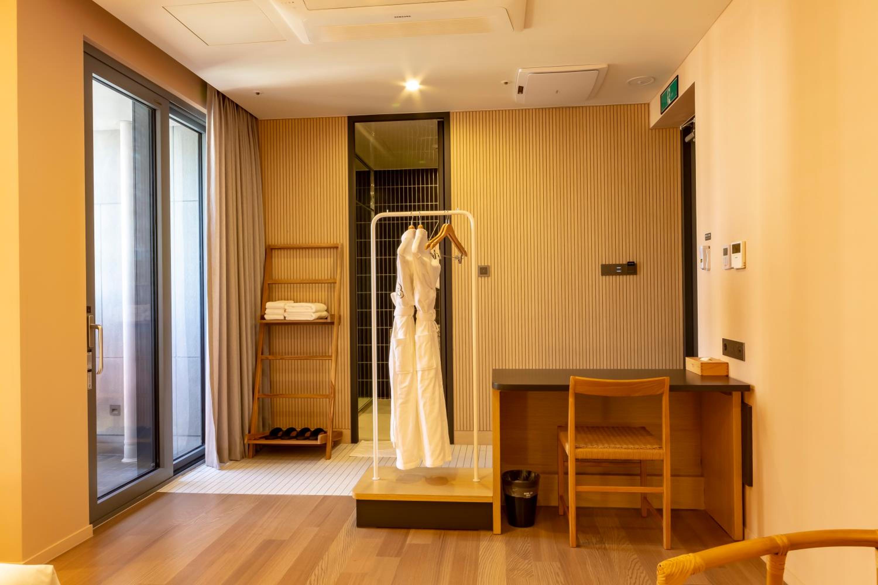 Large Double Room photo 3