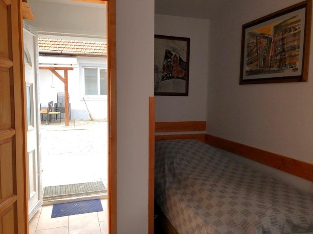 Twin Room - Photo 5