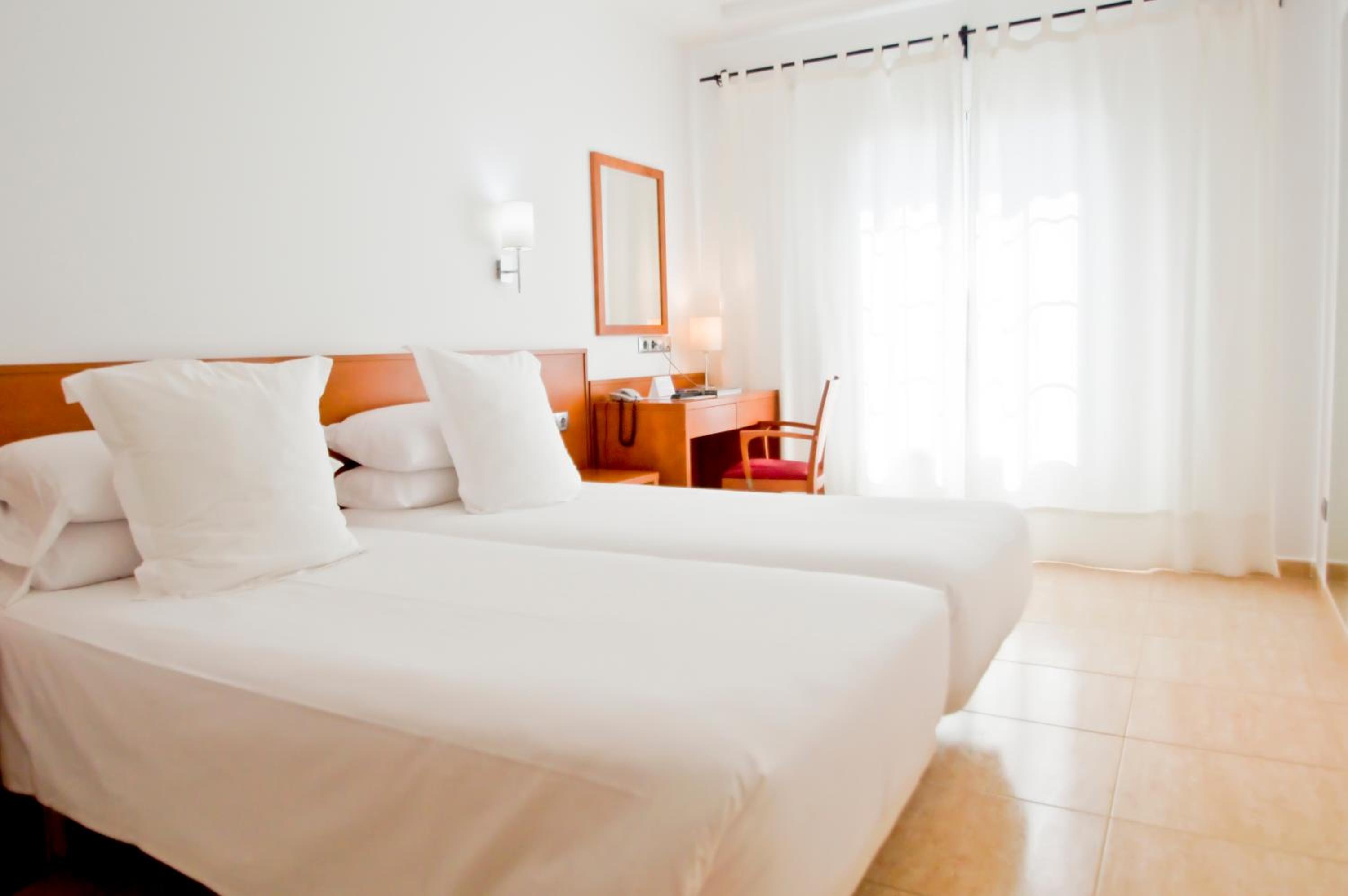 Superior Double or Twin Room with Pool View - Photo 6