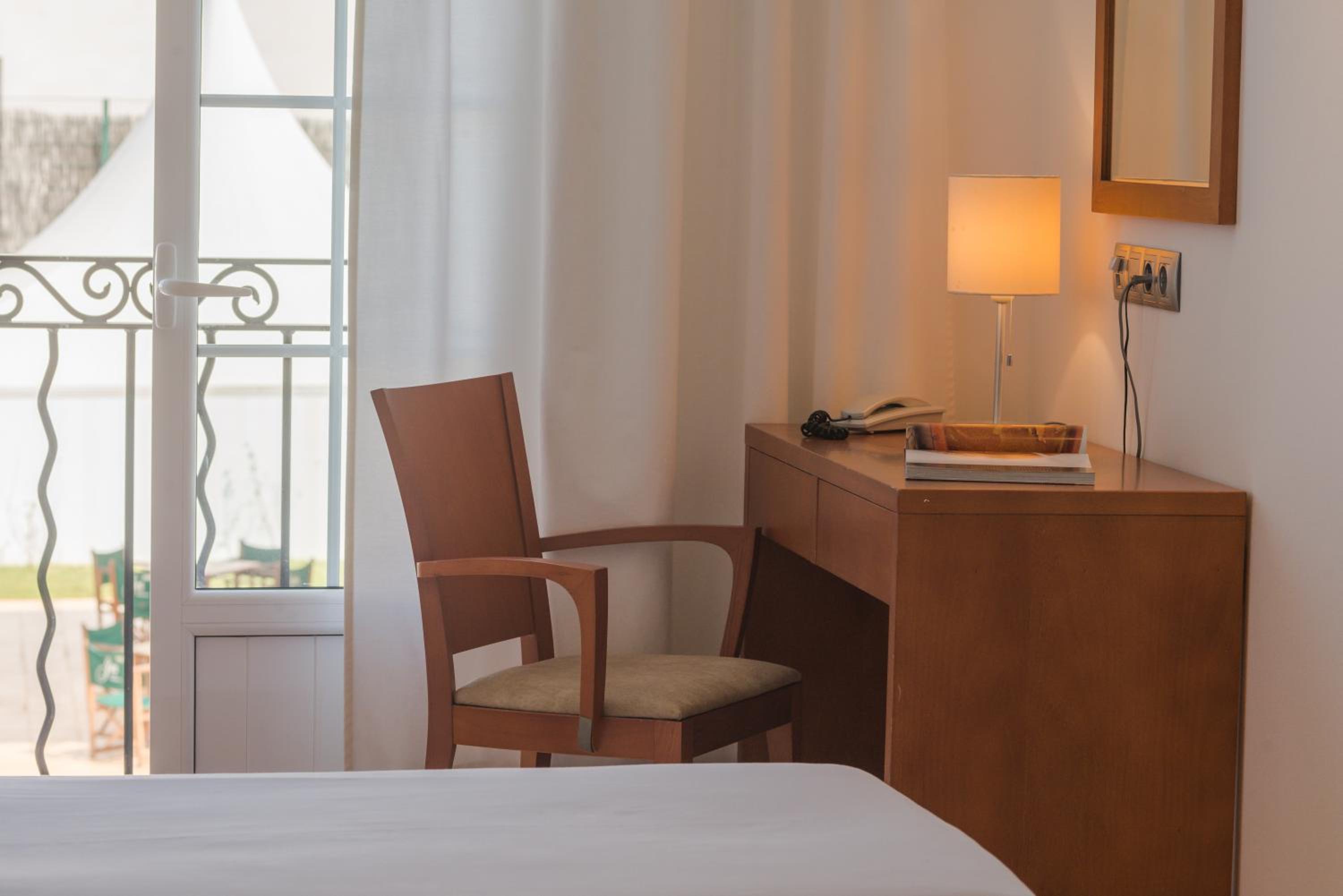 Superior Double or Twin Room with Pool View - Photo 3