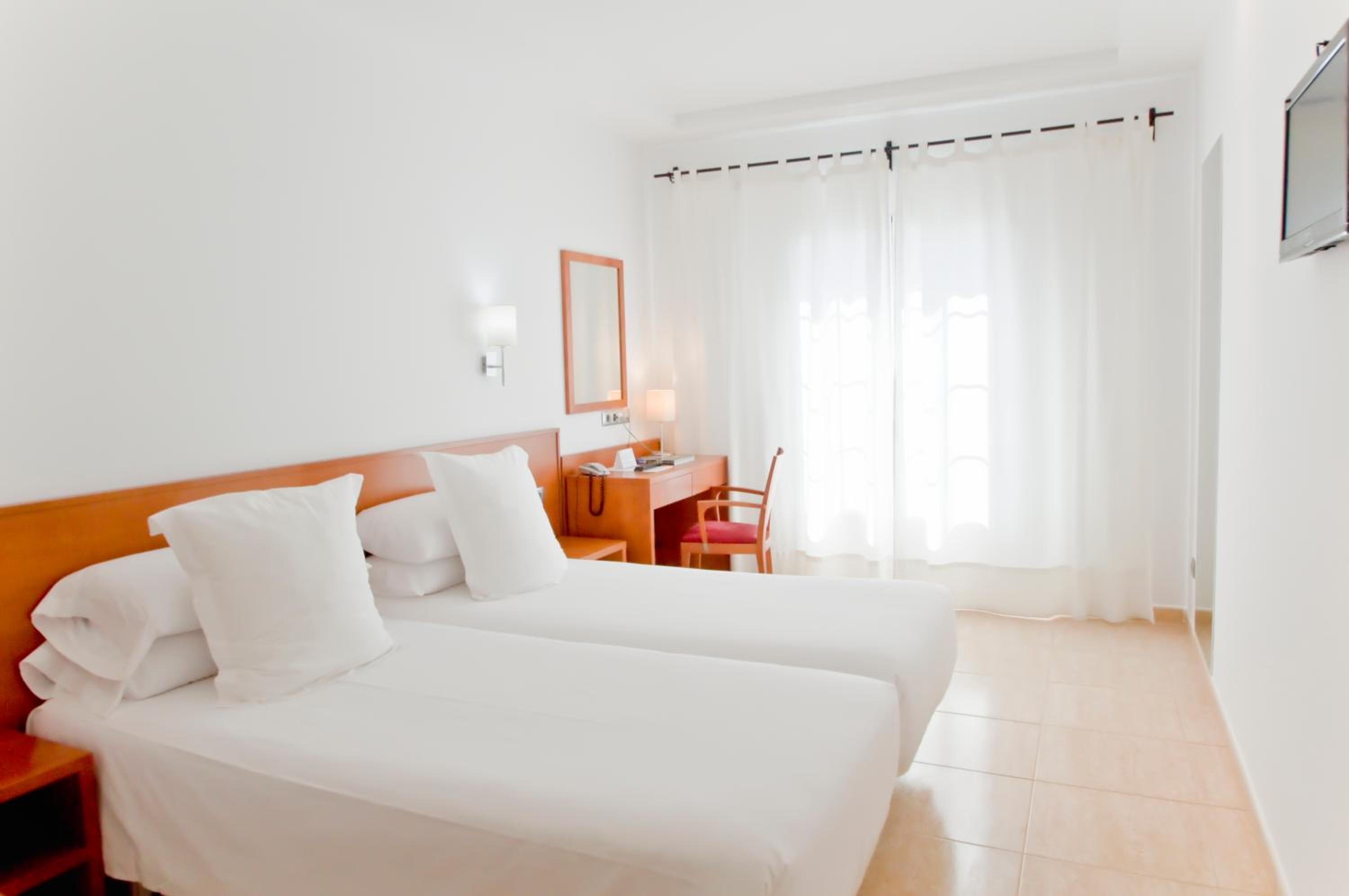 Superior Double or Twin Room with Pool View - Photo 7