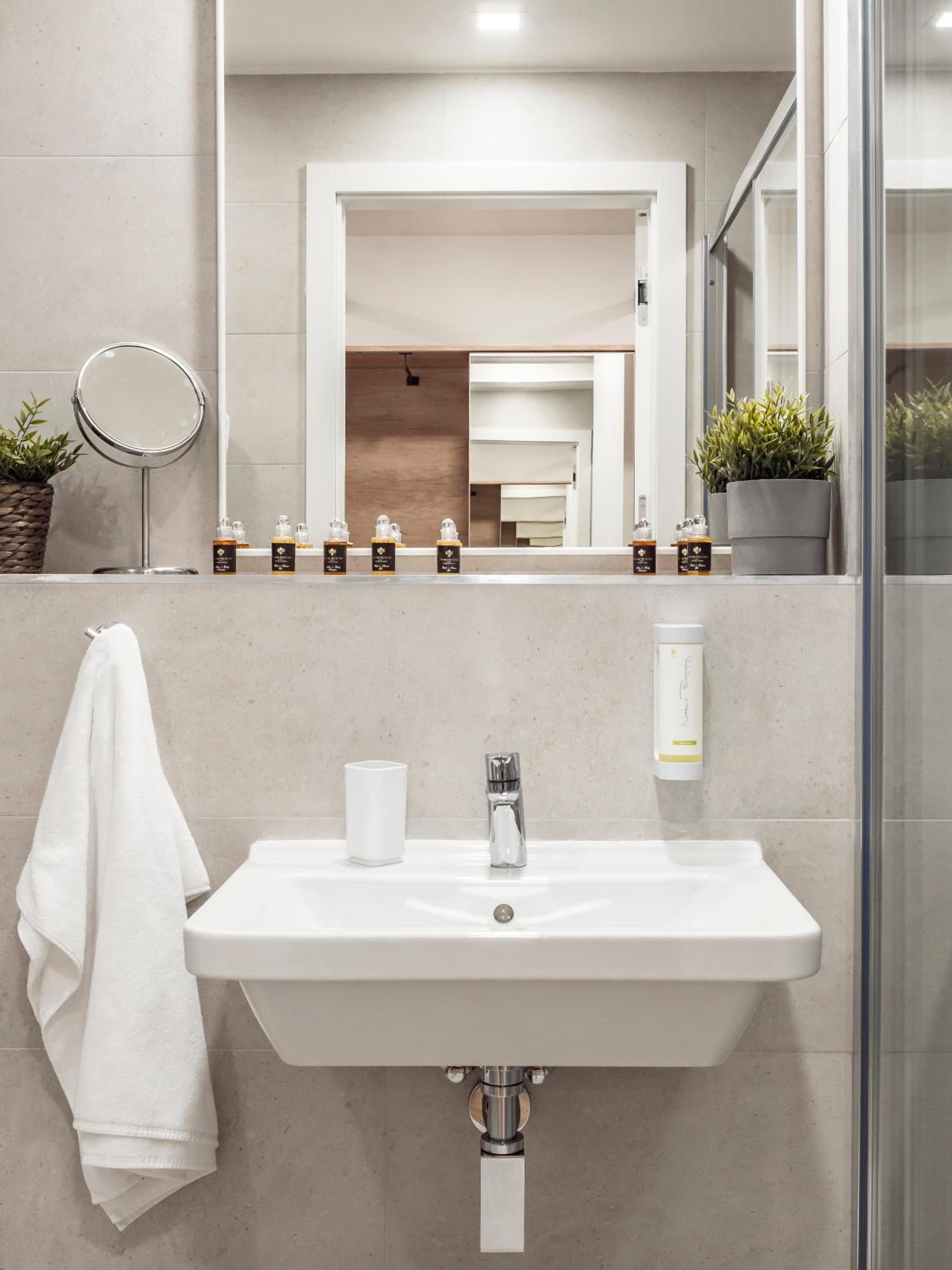 Double or Twin Room with Spa Access - Photo 2