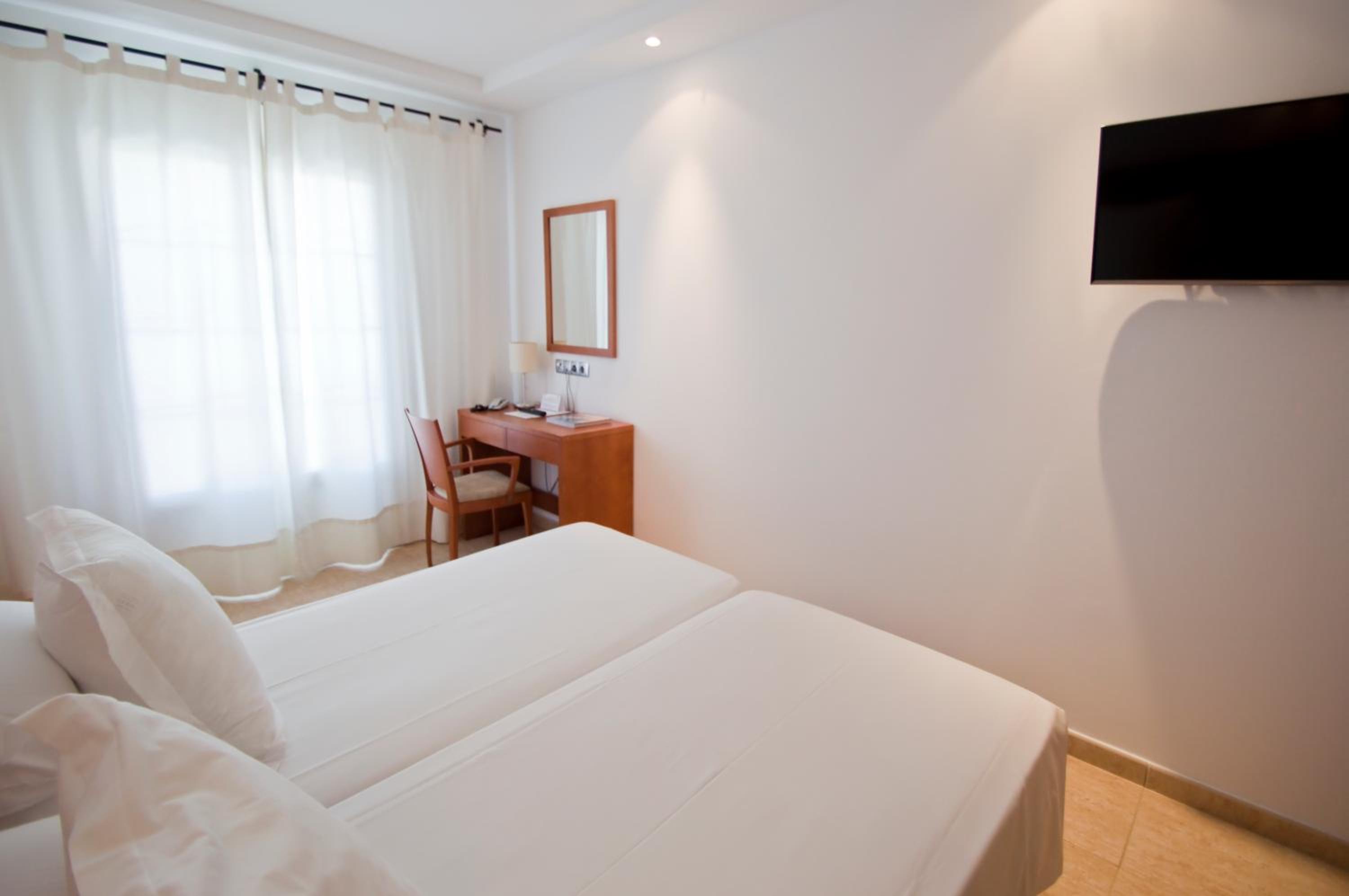 Superior Double or Twin Room with Pool View - Photo 13