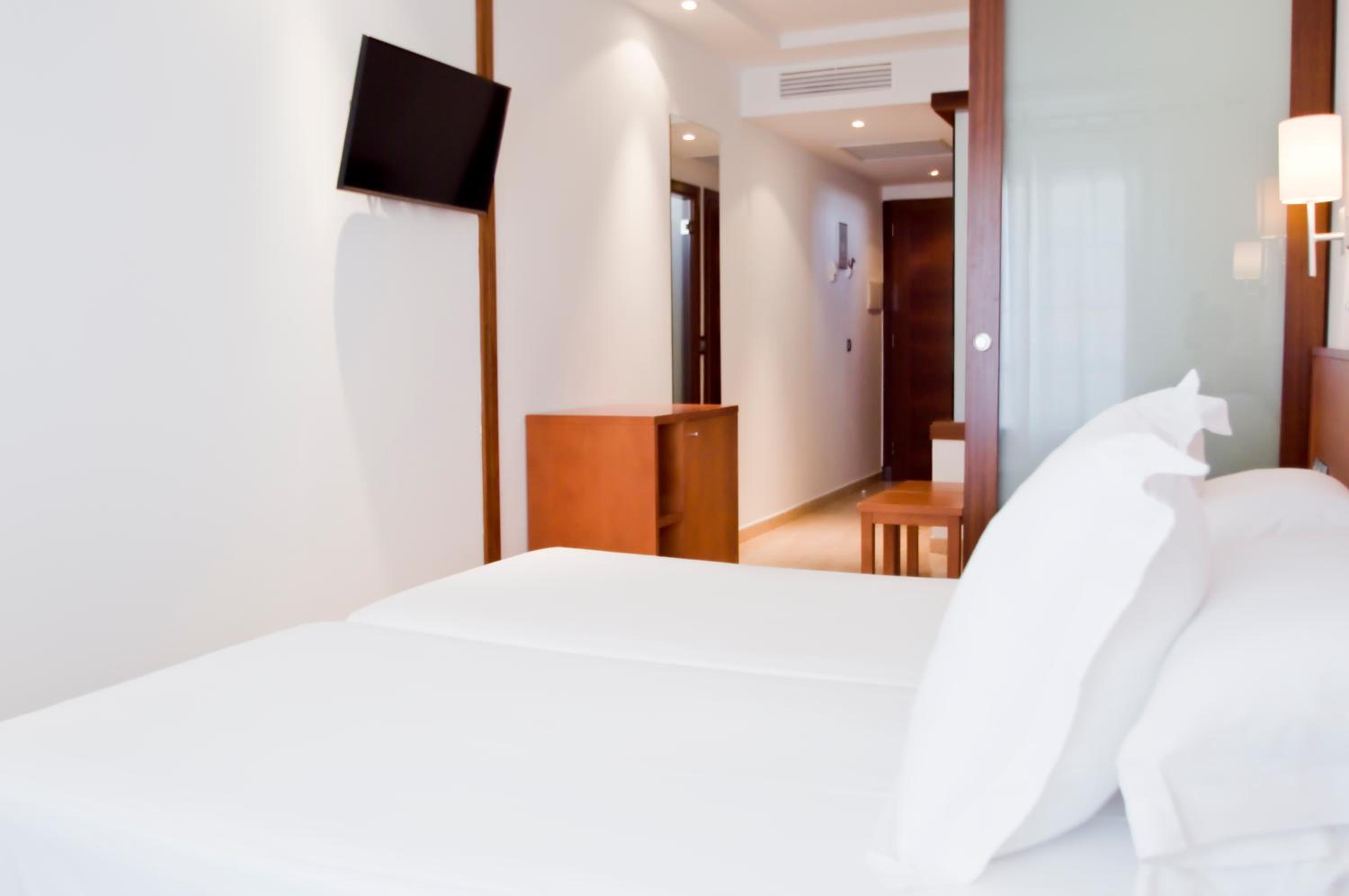 Superior Double or Twin Room with Pool View - Photo 18