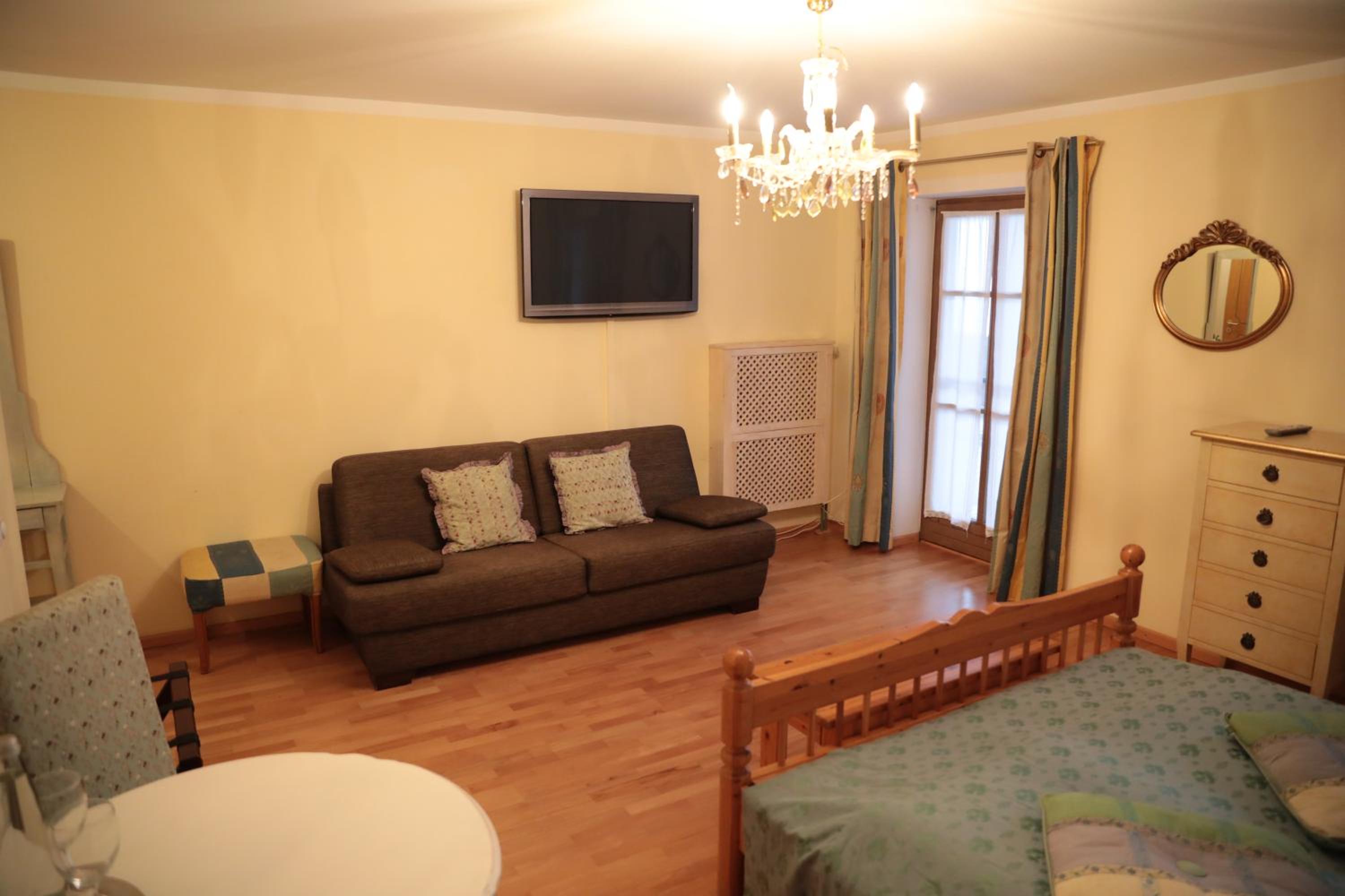 Double Room with Balcony - Photo 3