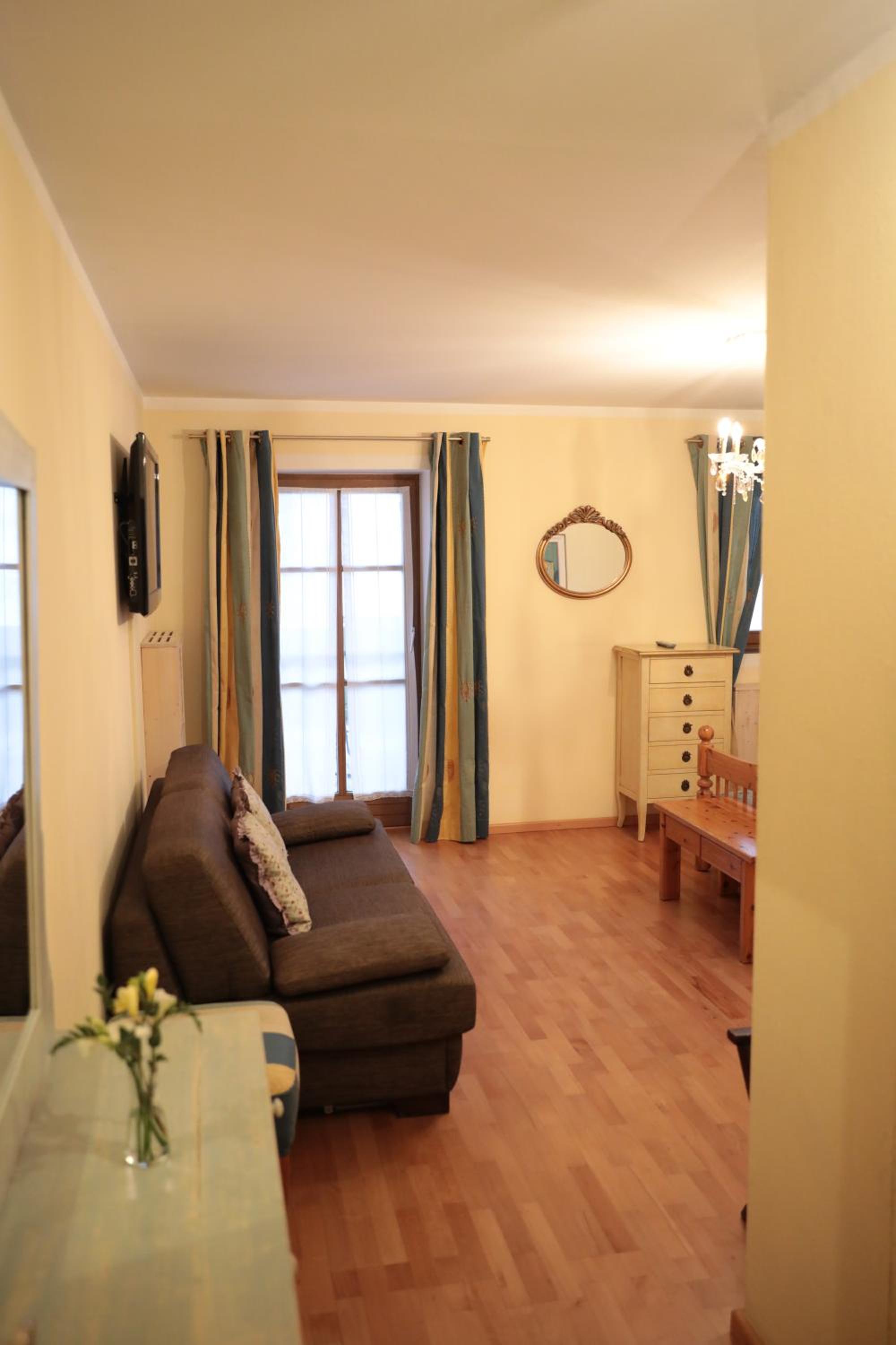 Double Room with Balcony - Photo 6