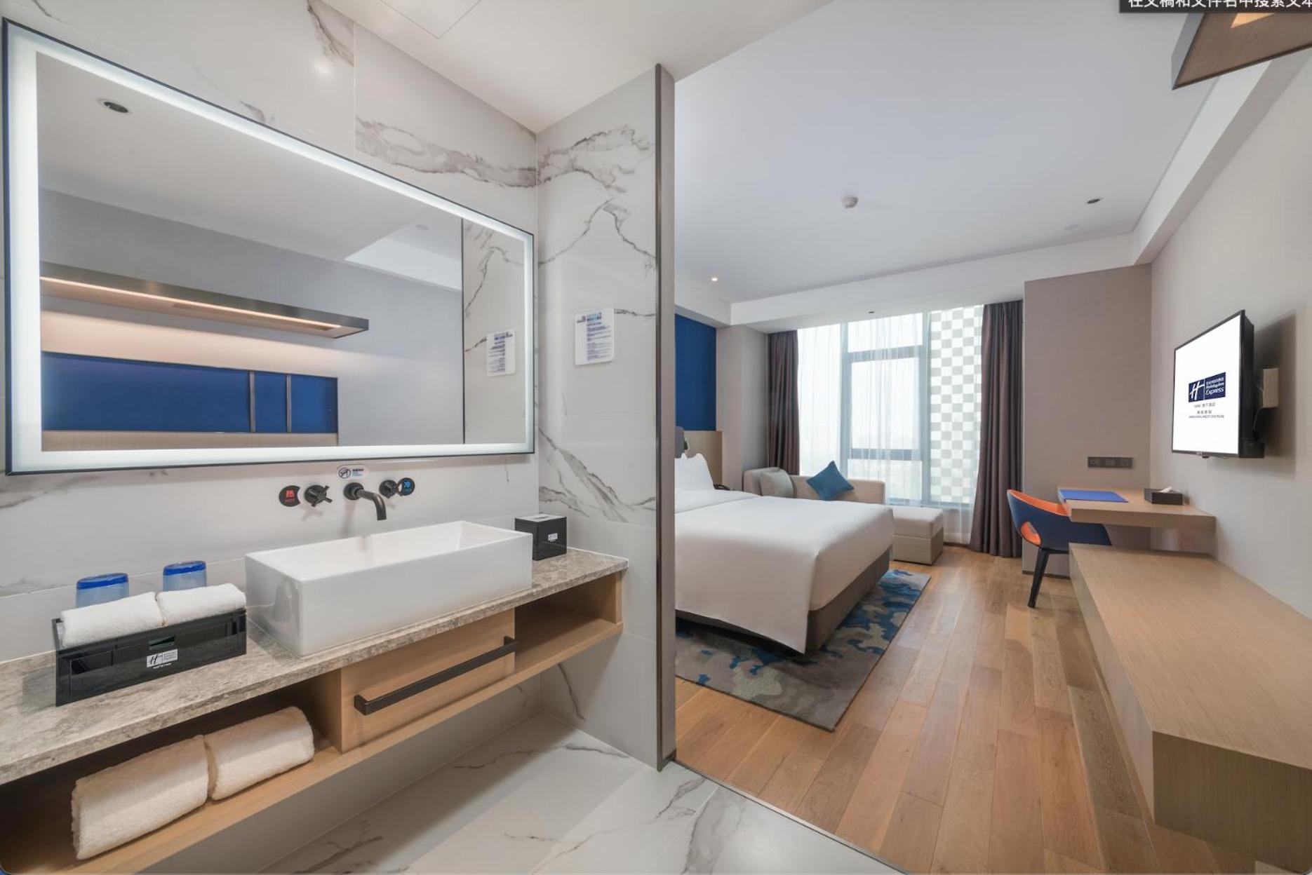Standard King Room with City View - Photo 1