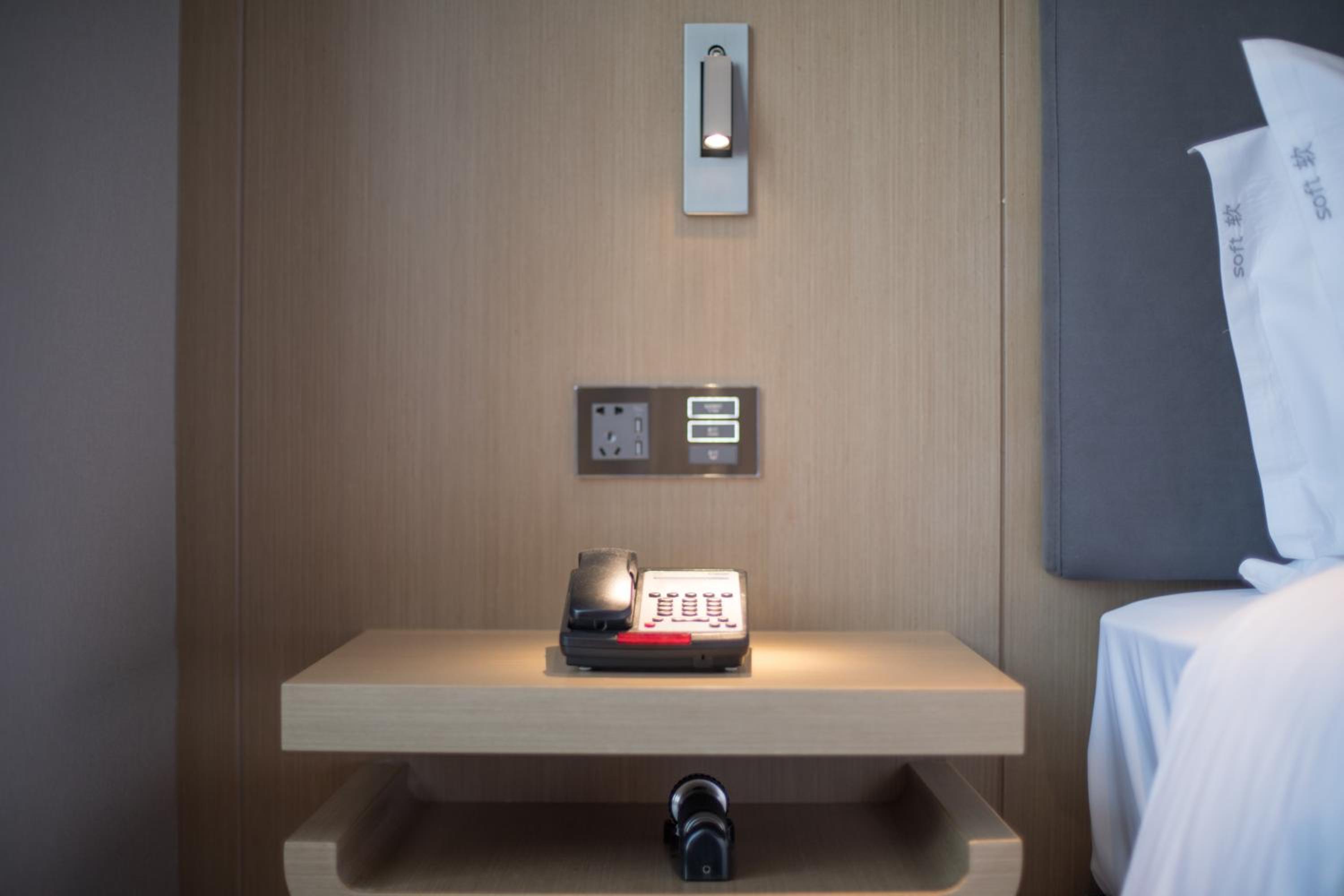 Standard Twin Room with City View - High Floor - Photo 1