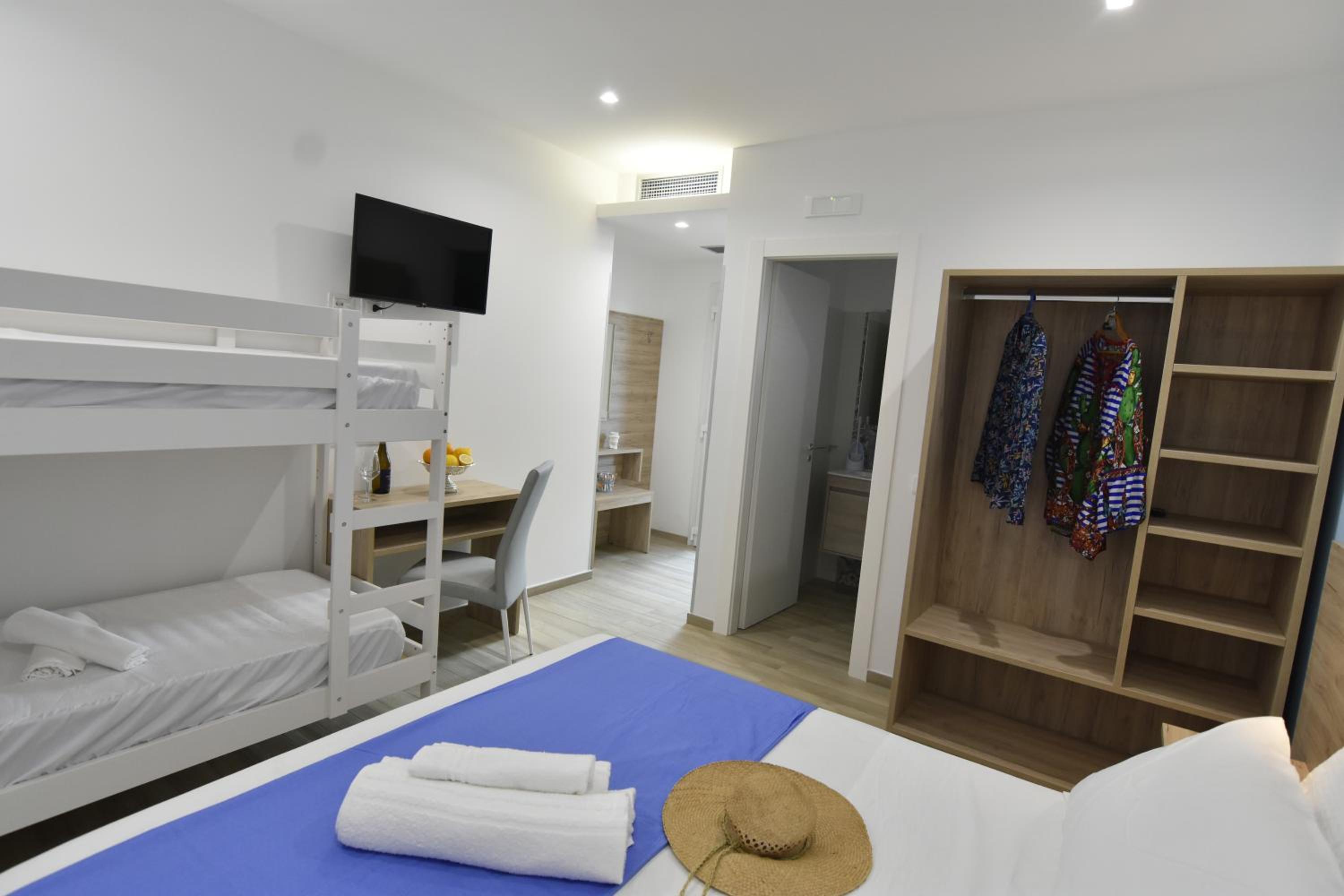 Apartment with Terrace - Photo 14