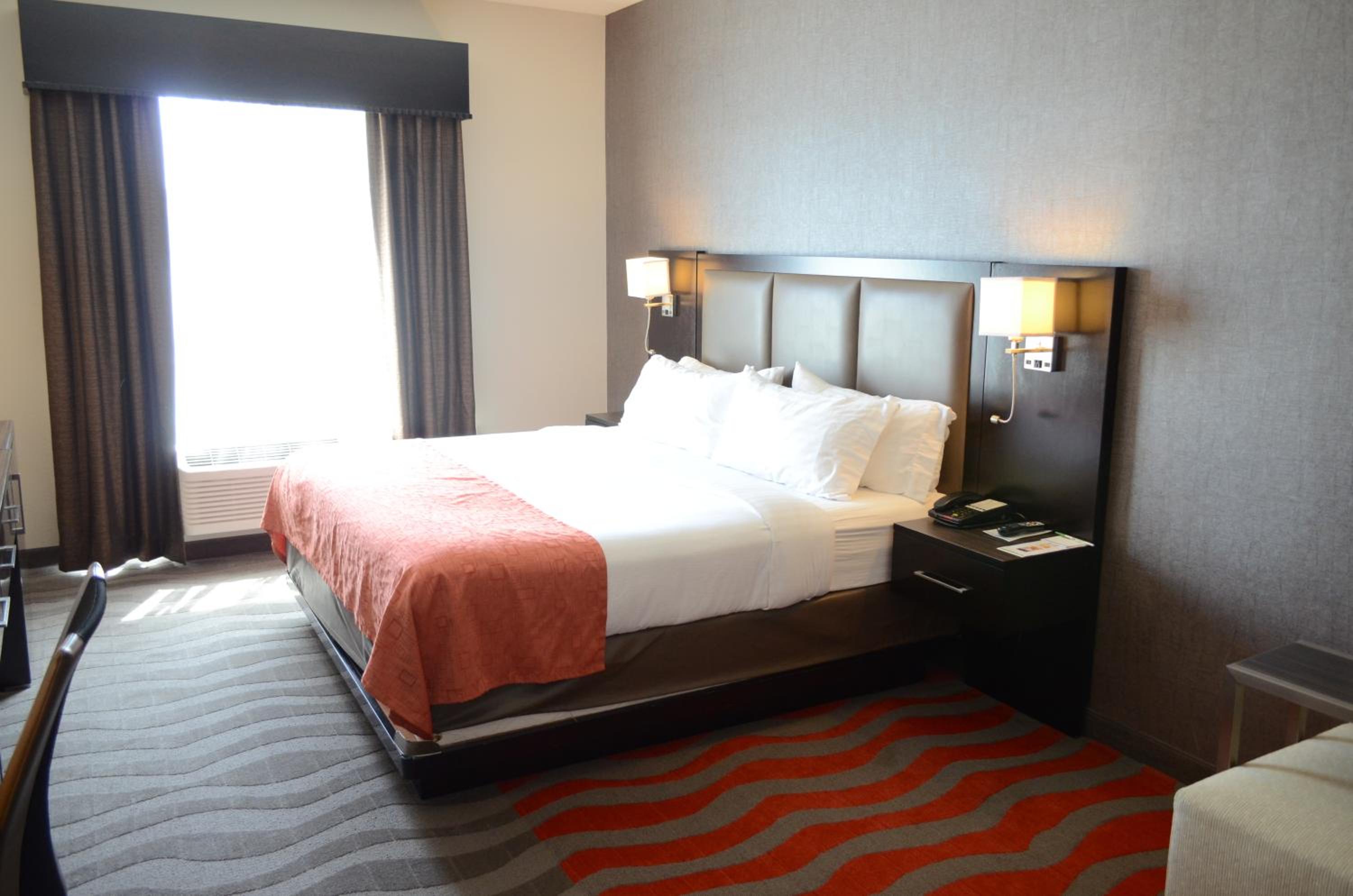Standard King Room with Roll-In Shower - Communications Access - Photo 1
