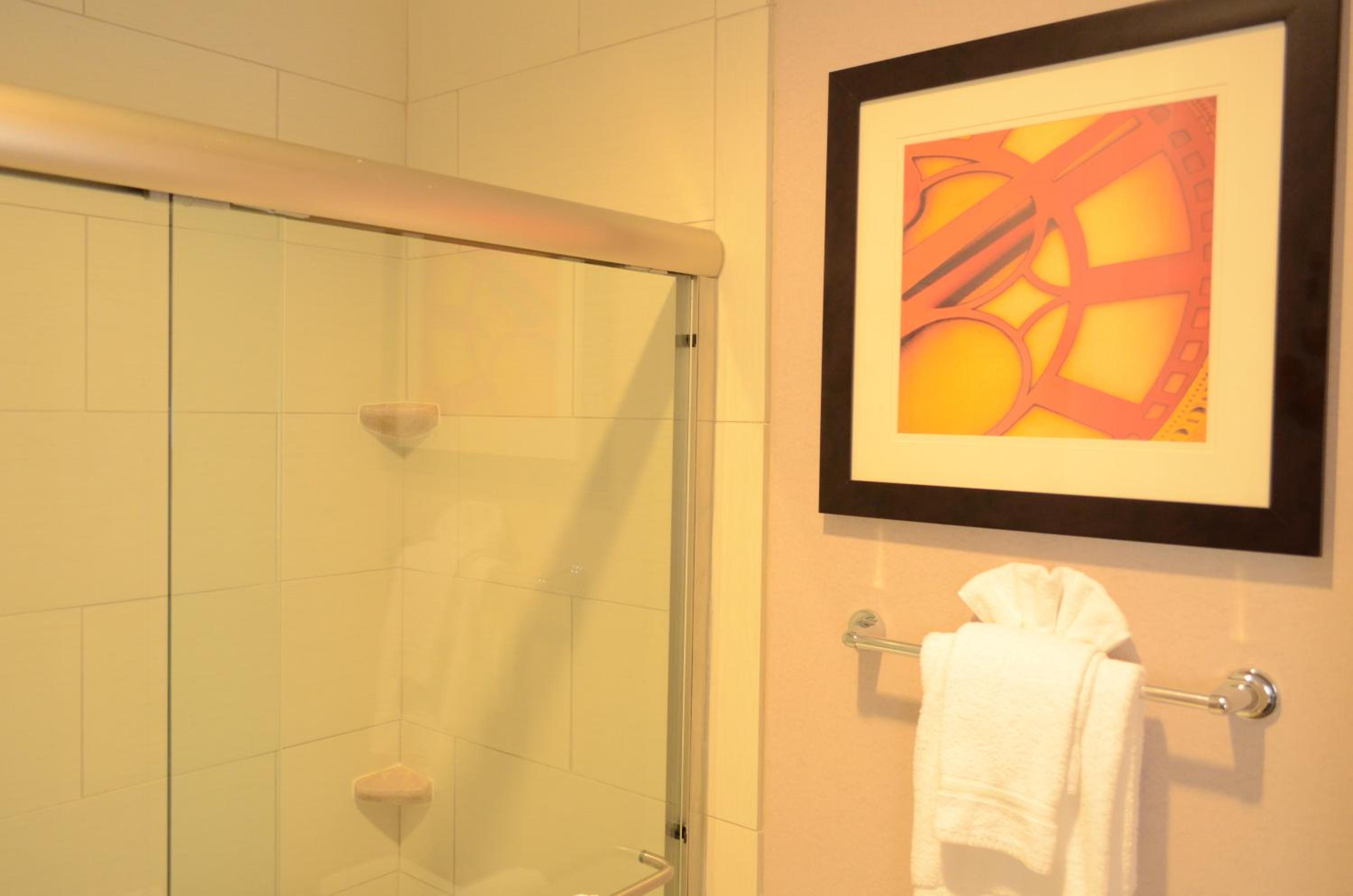 Standard King Room with Roll-In Shower - Communications Access - Photo 6