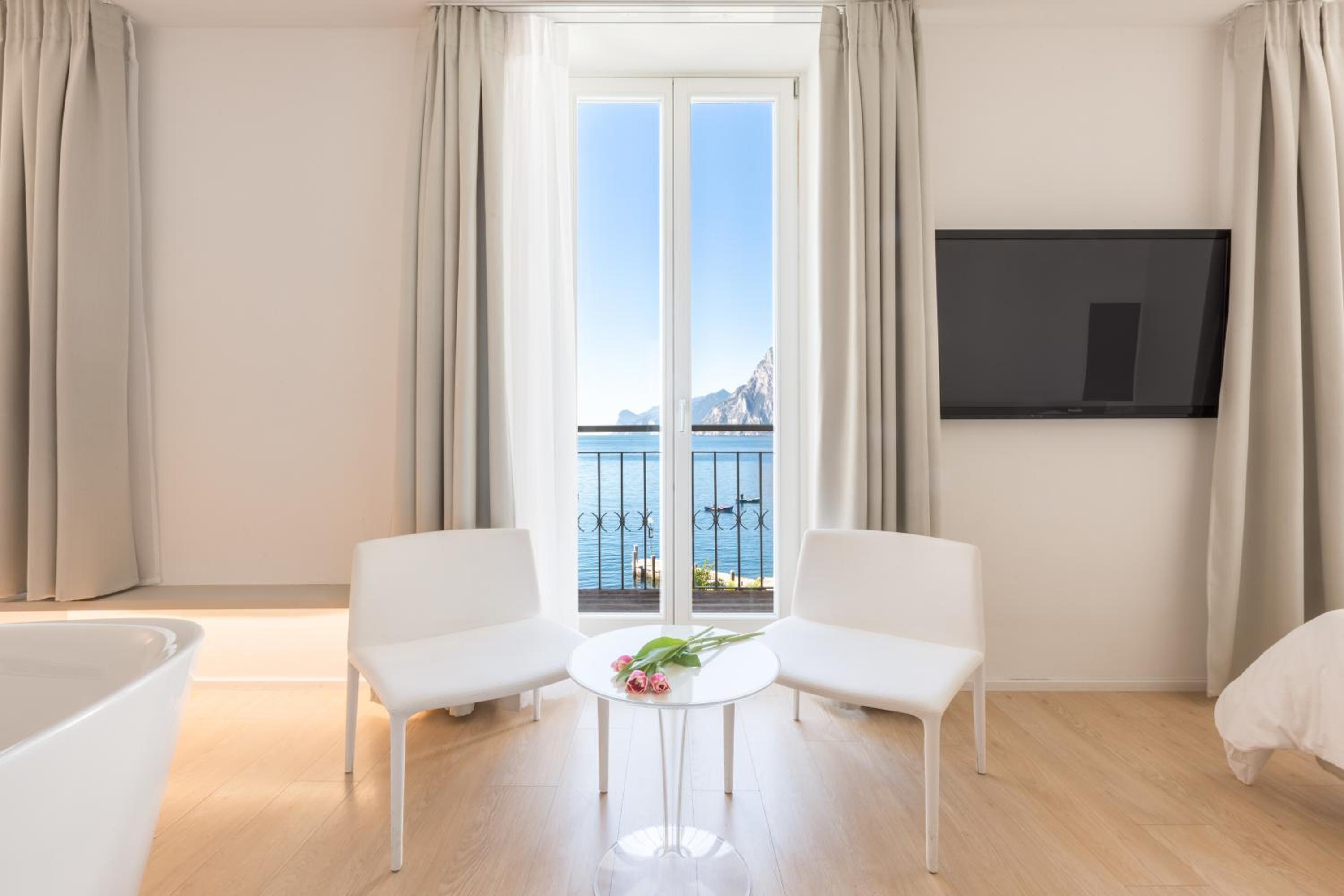 Queen Room with Lake View - Photo 1