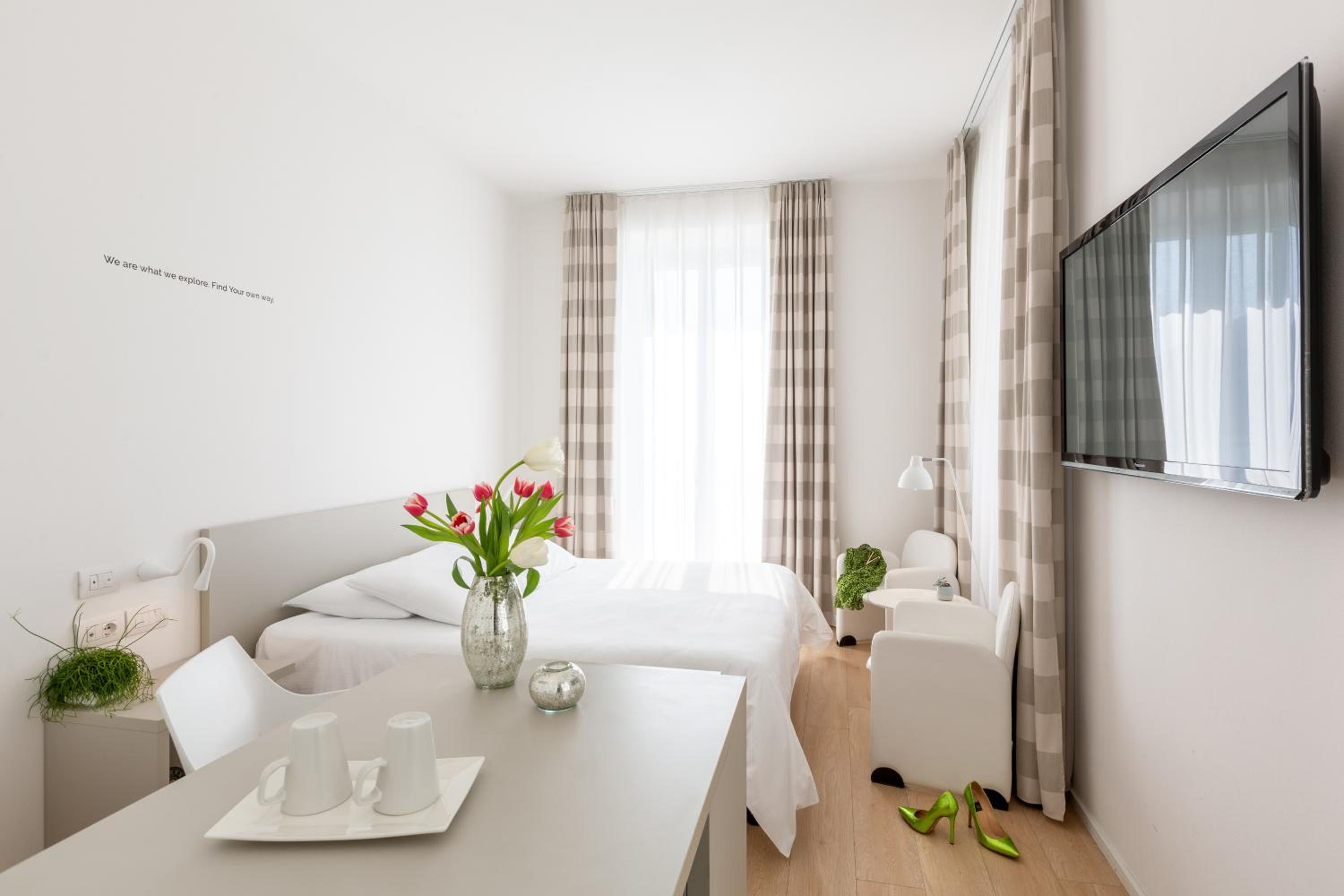 Queen Room with Lake View - Photo 10