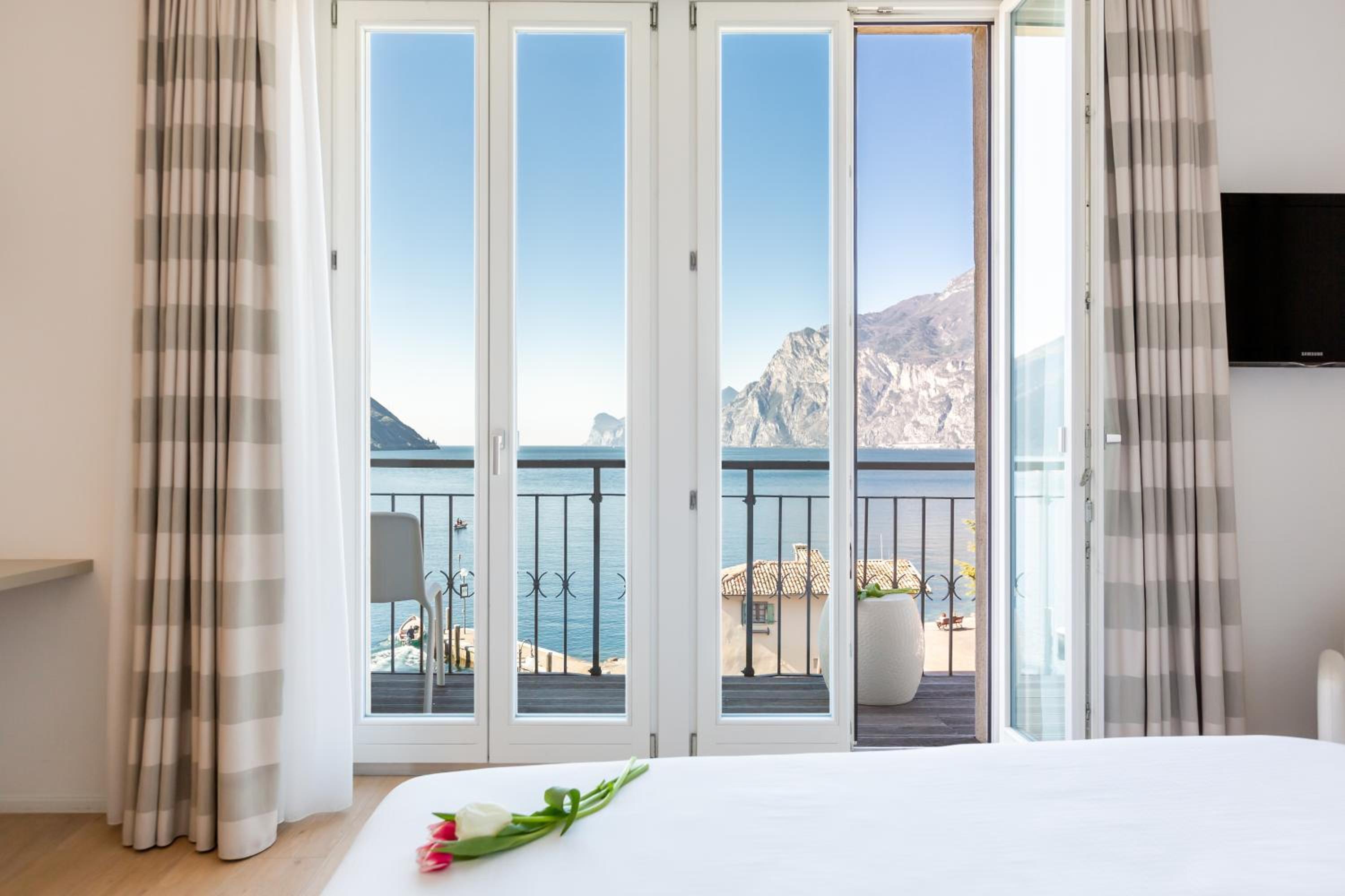 Queen Room with Lake View - Photo 8