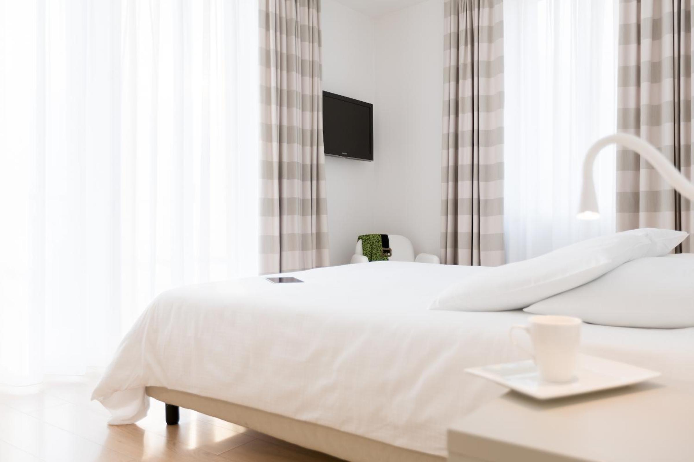 Superior Double Room with Lake View and Terrace - Photo 3
