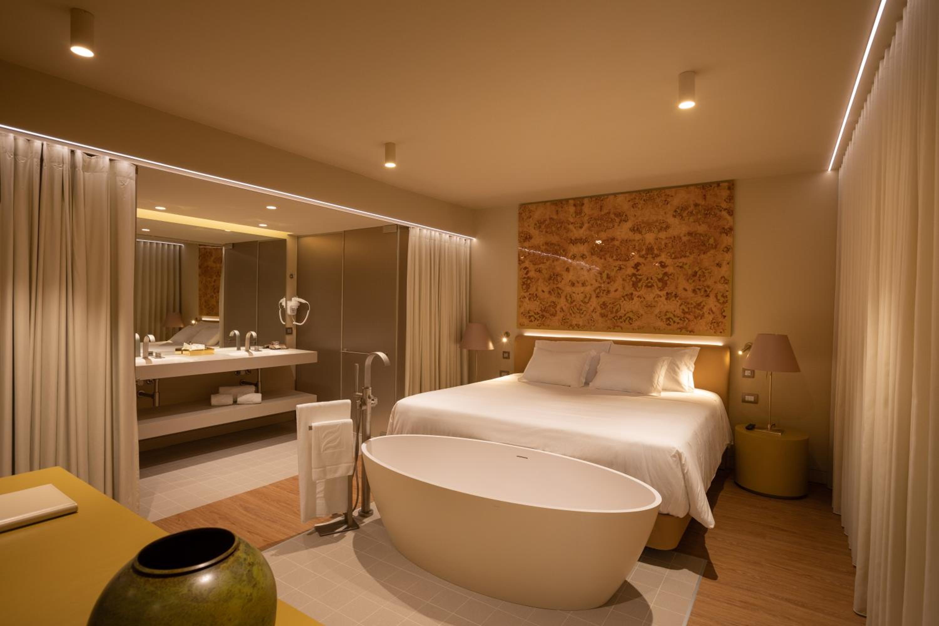 Suite - Photo 1