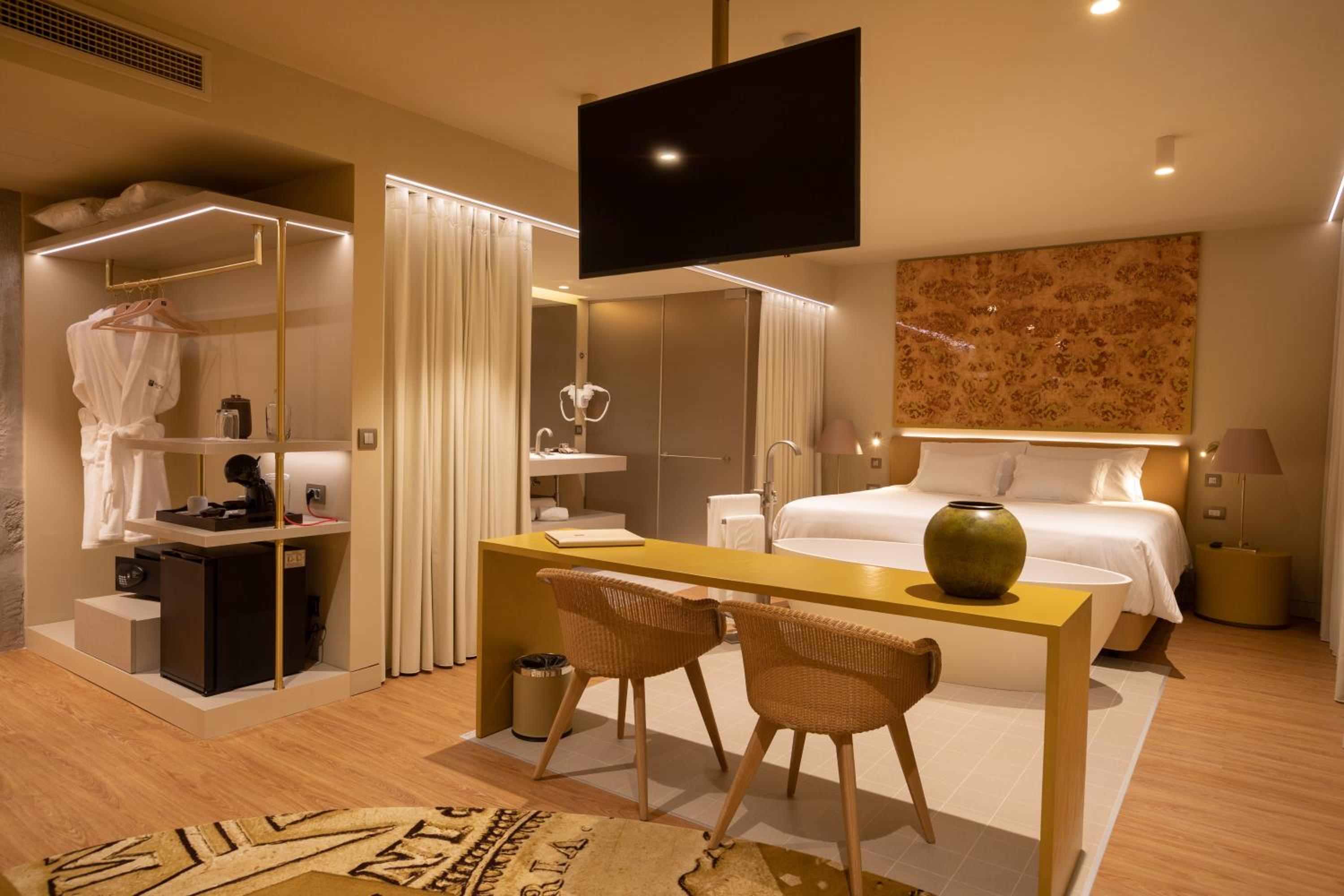Suite - Photo 12