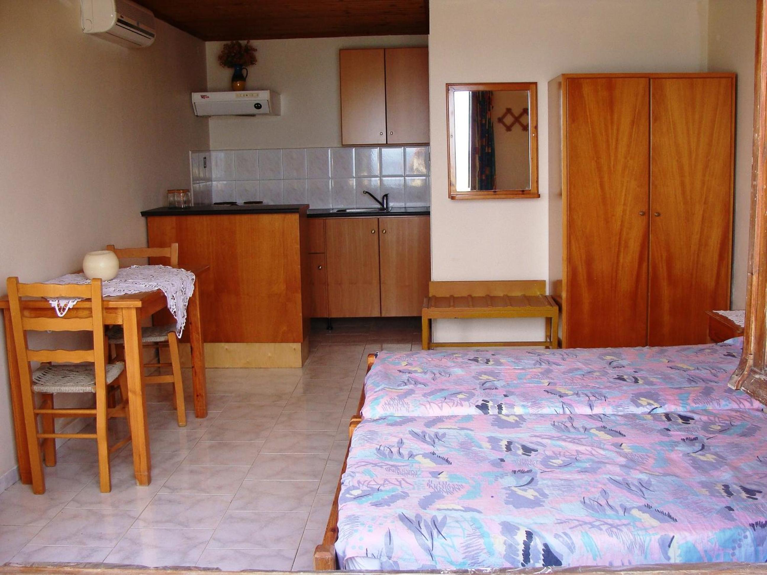 Standard Twin Room with Sea View - Photo 6