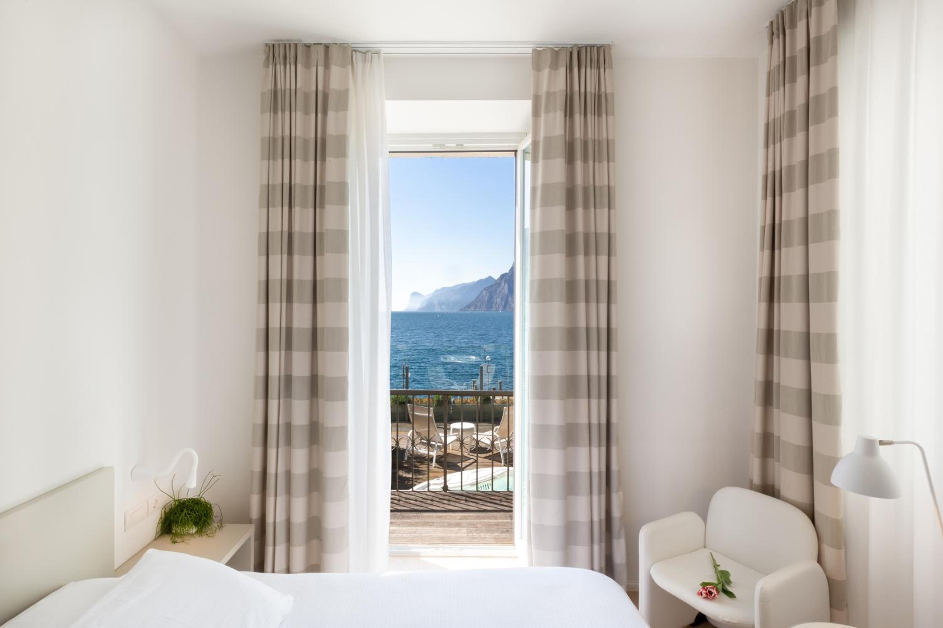 Superior Double Room with Lake View and Terrace - Photo 11