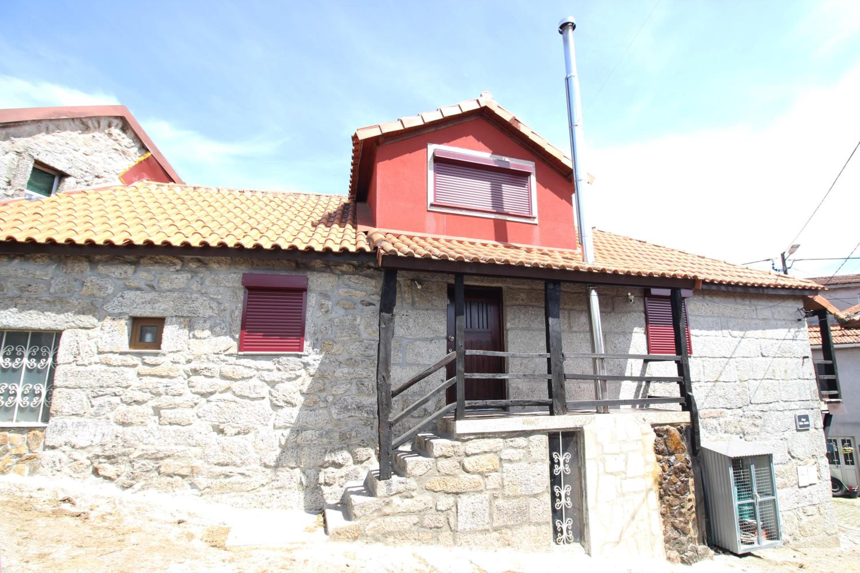 Five-Bedroom House - Photo 2