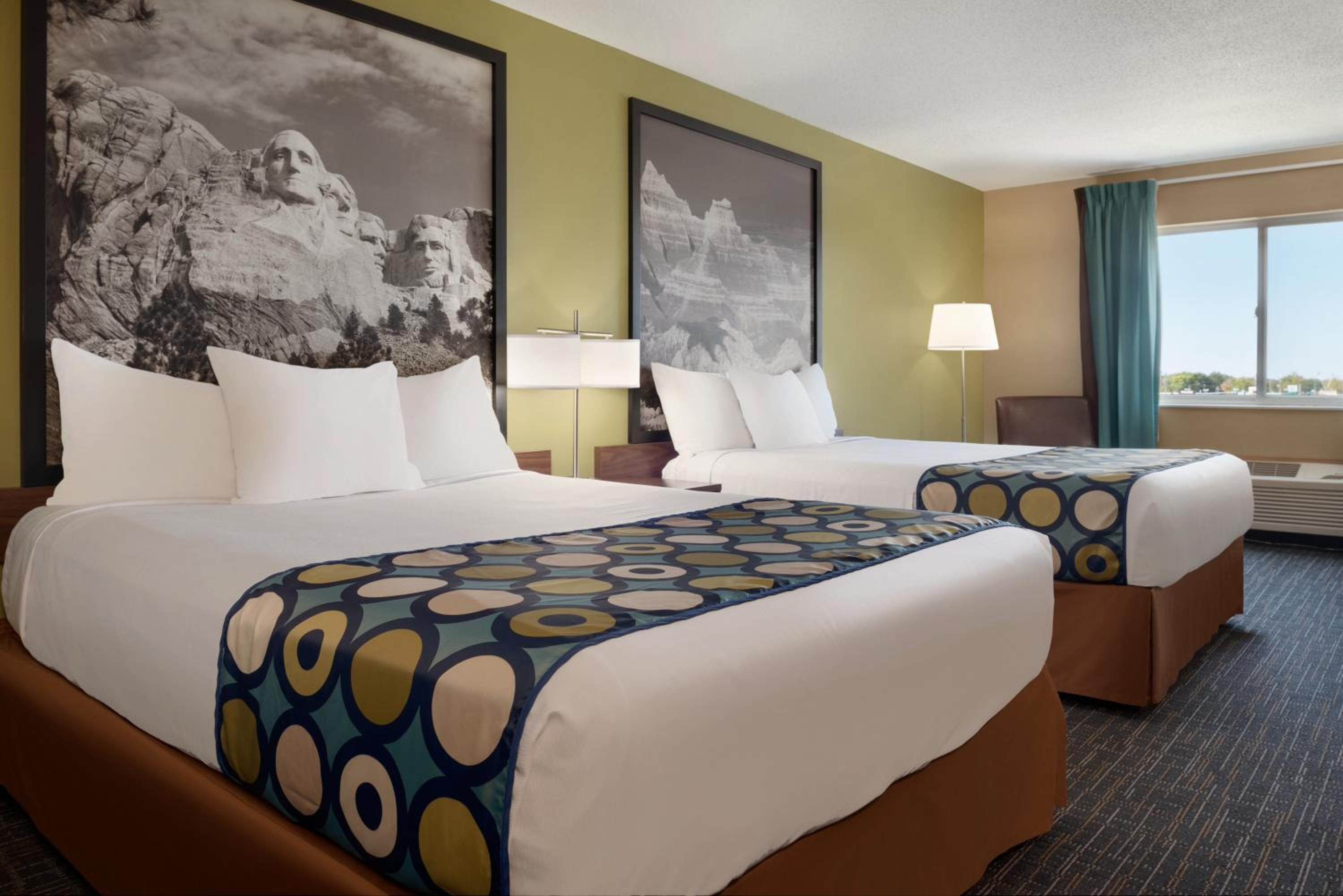 Queen Room with Two Queen Beds - Non-Smoking - Photo 4