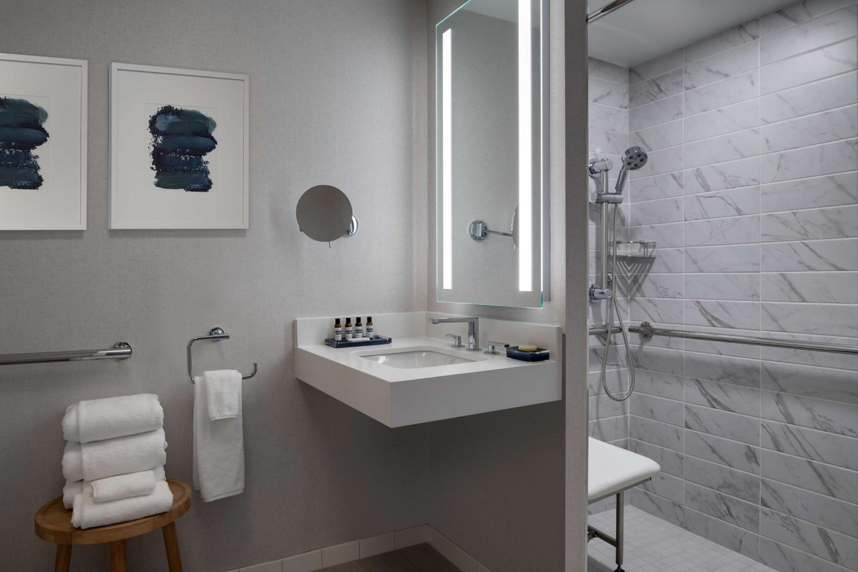 King Room with Accessible Shower - Disability Access