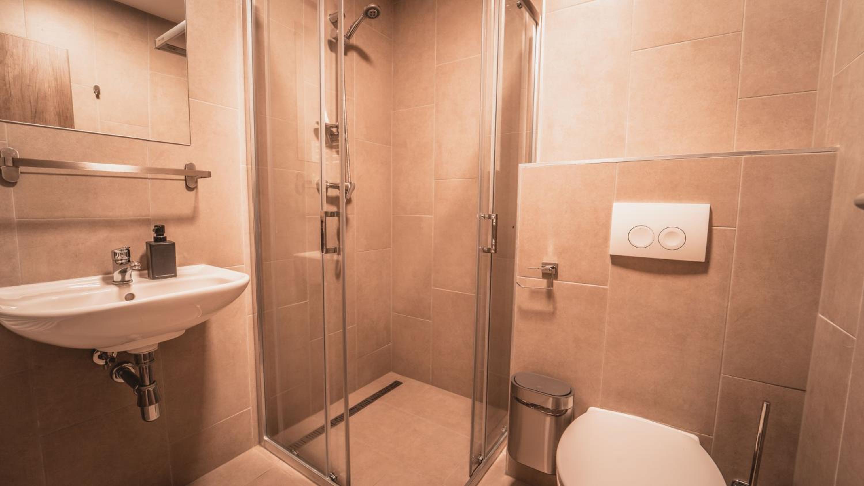 Double or Twin Room with Private Bathroom - Photo 8